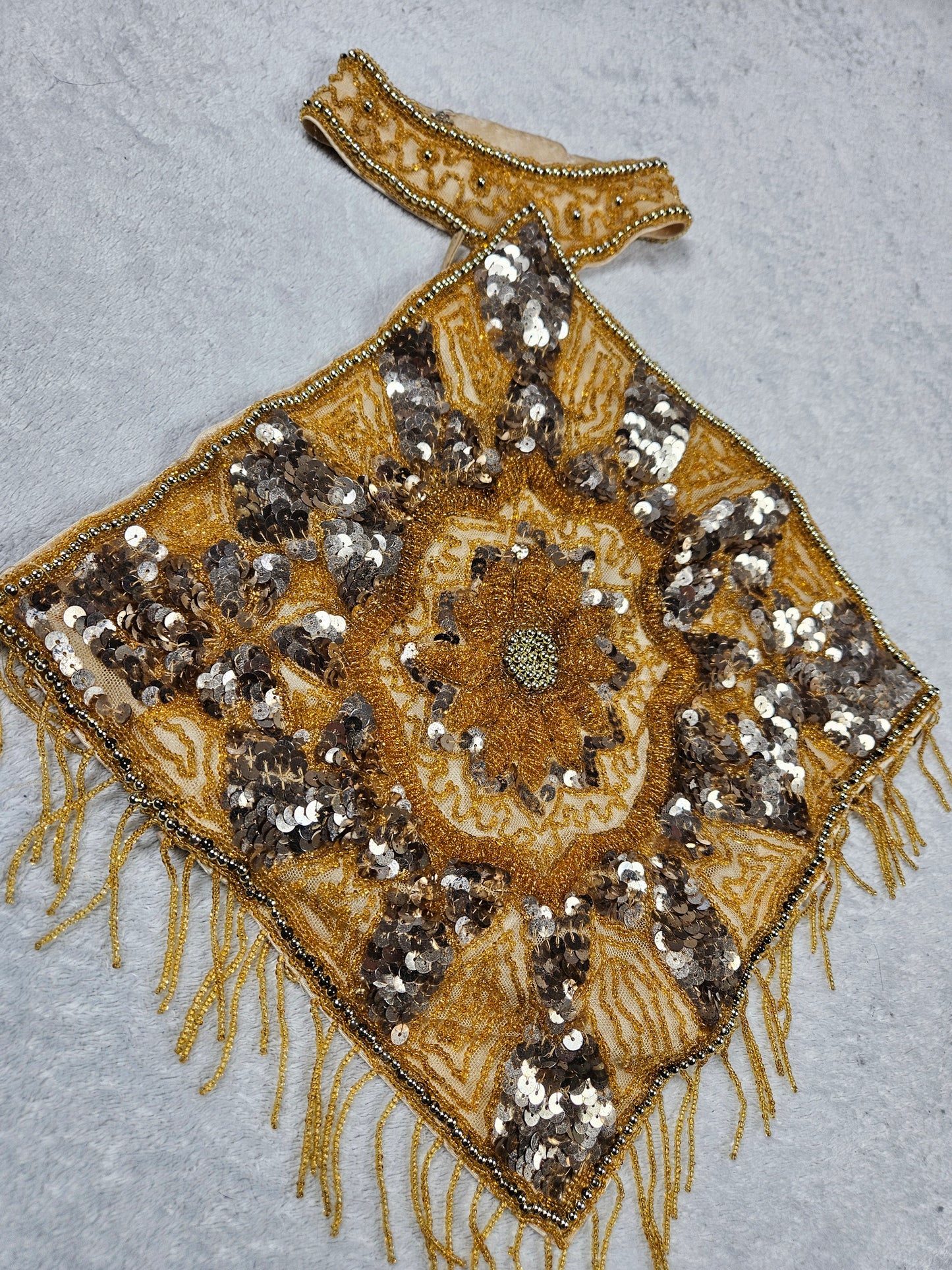 Top dos nu brodé de perles et sequins doré et argenté