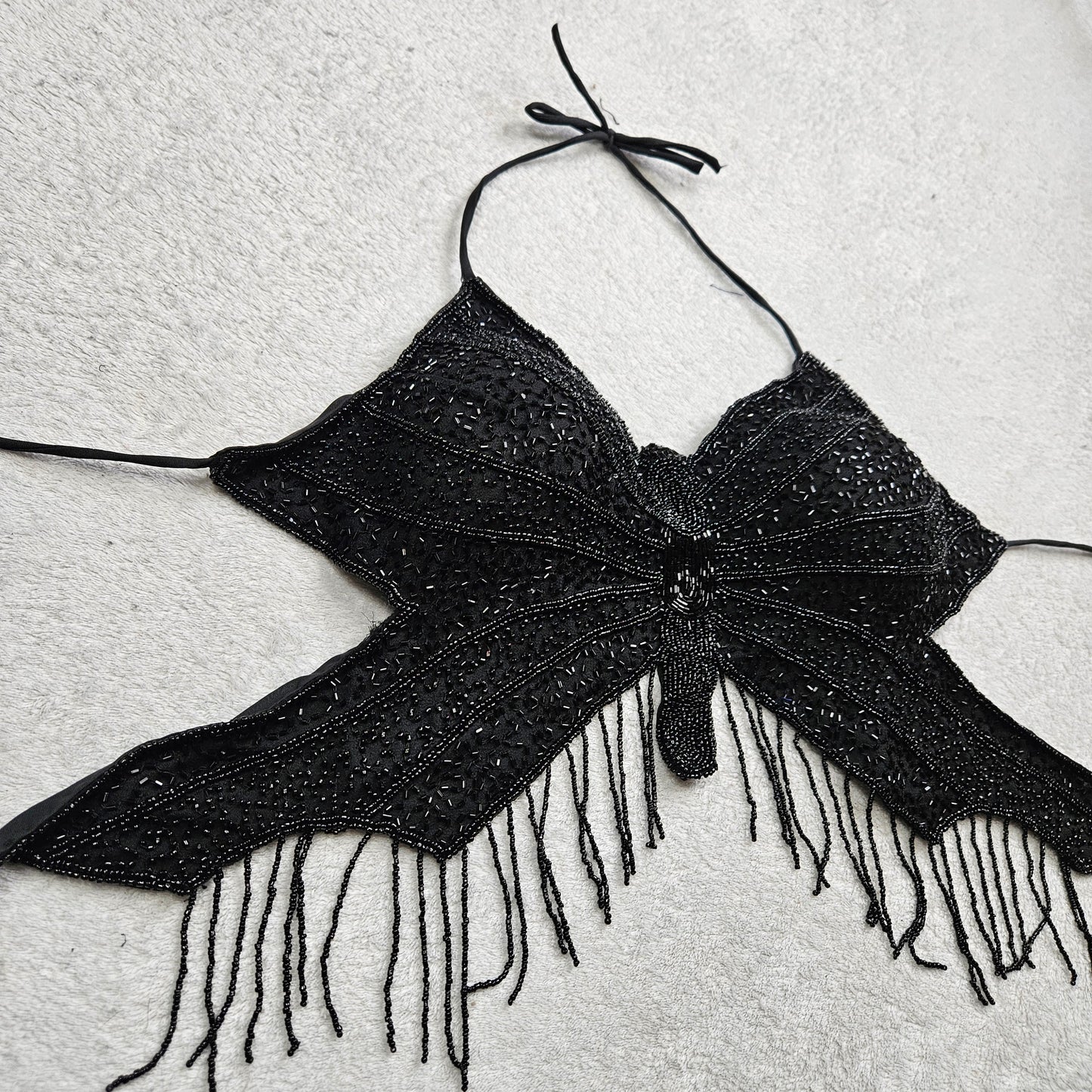 Top papillon noir brodé de perles et sequins