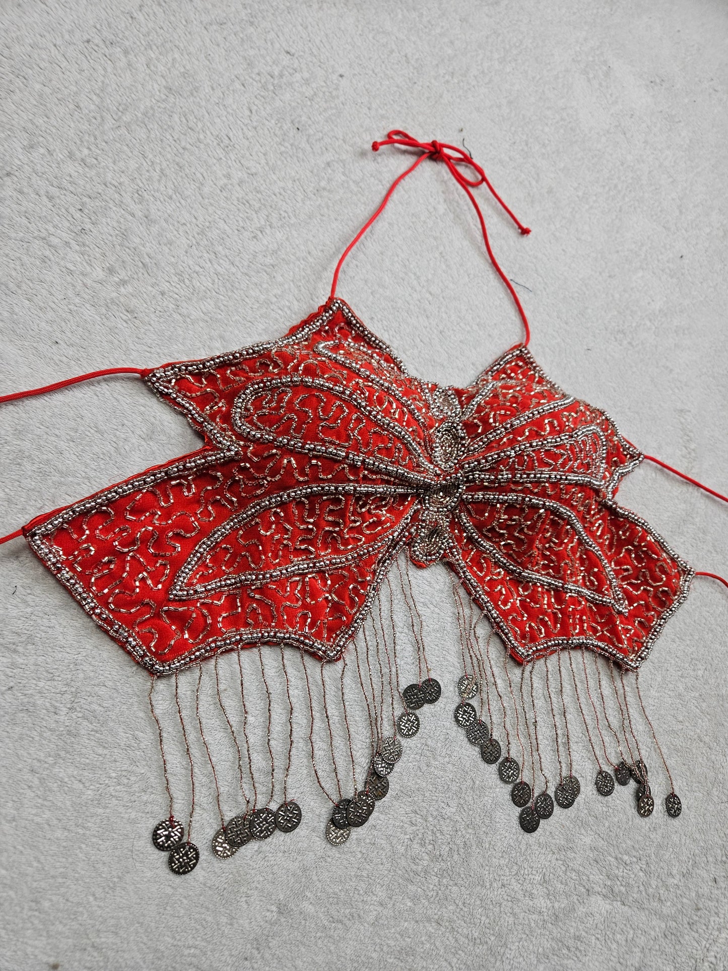 Dos nu papillon rouge brodé de perles et sequins argentées