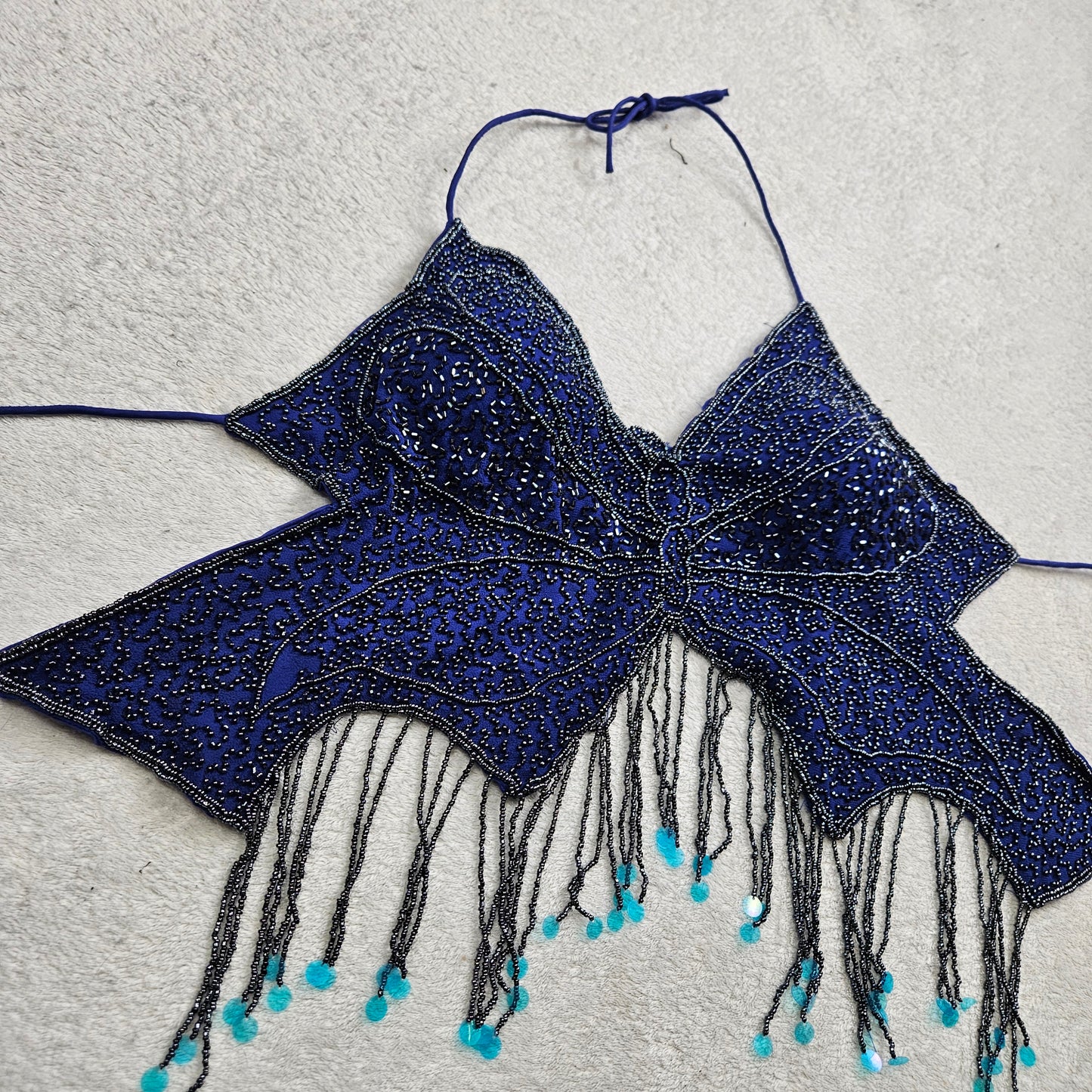 Haut papillon bleu brodé de perles et sequins