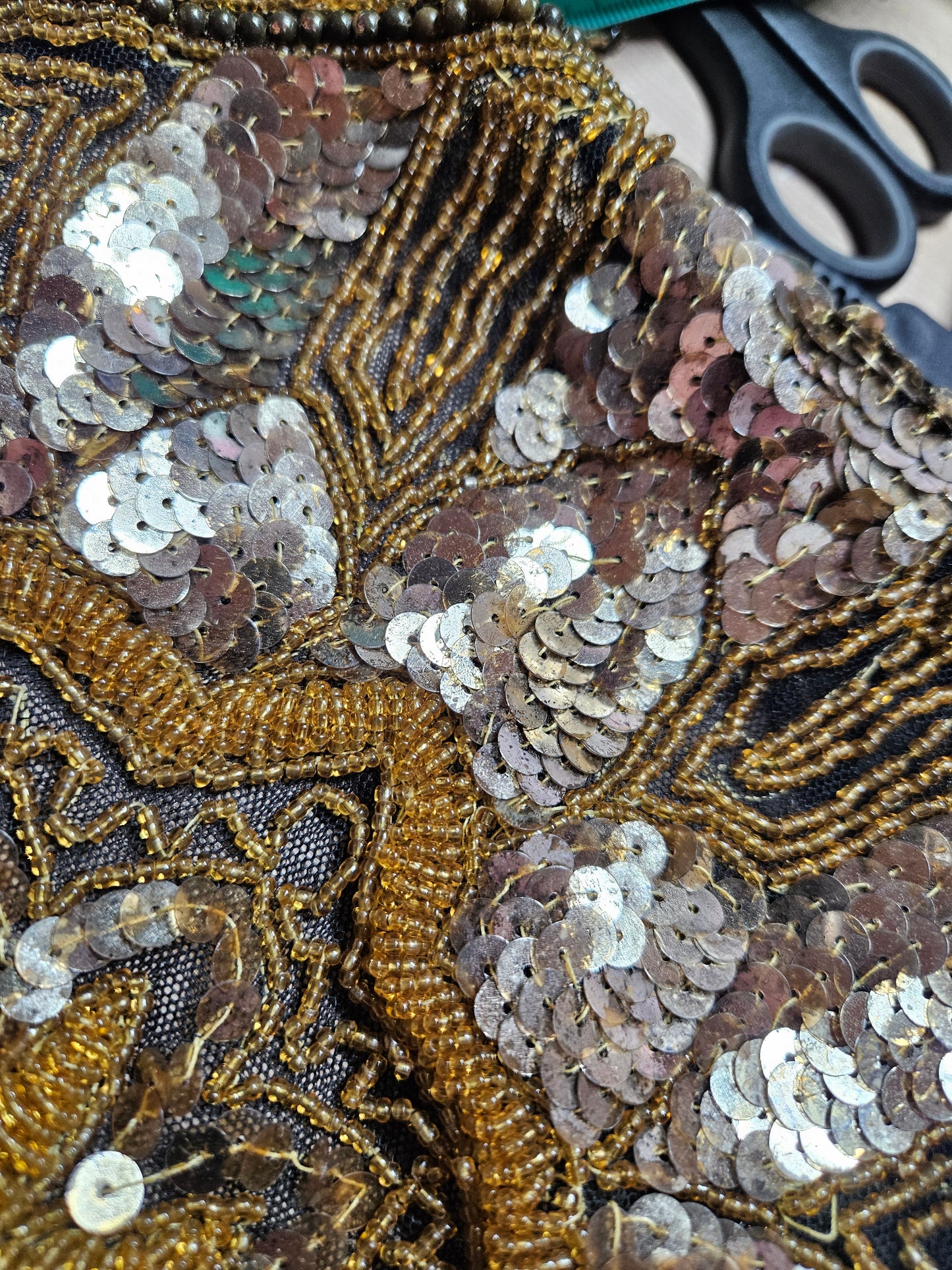 Haut dos nu brodé de perles et sequins doré