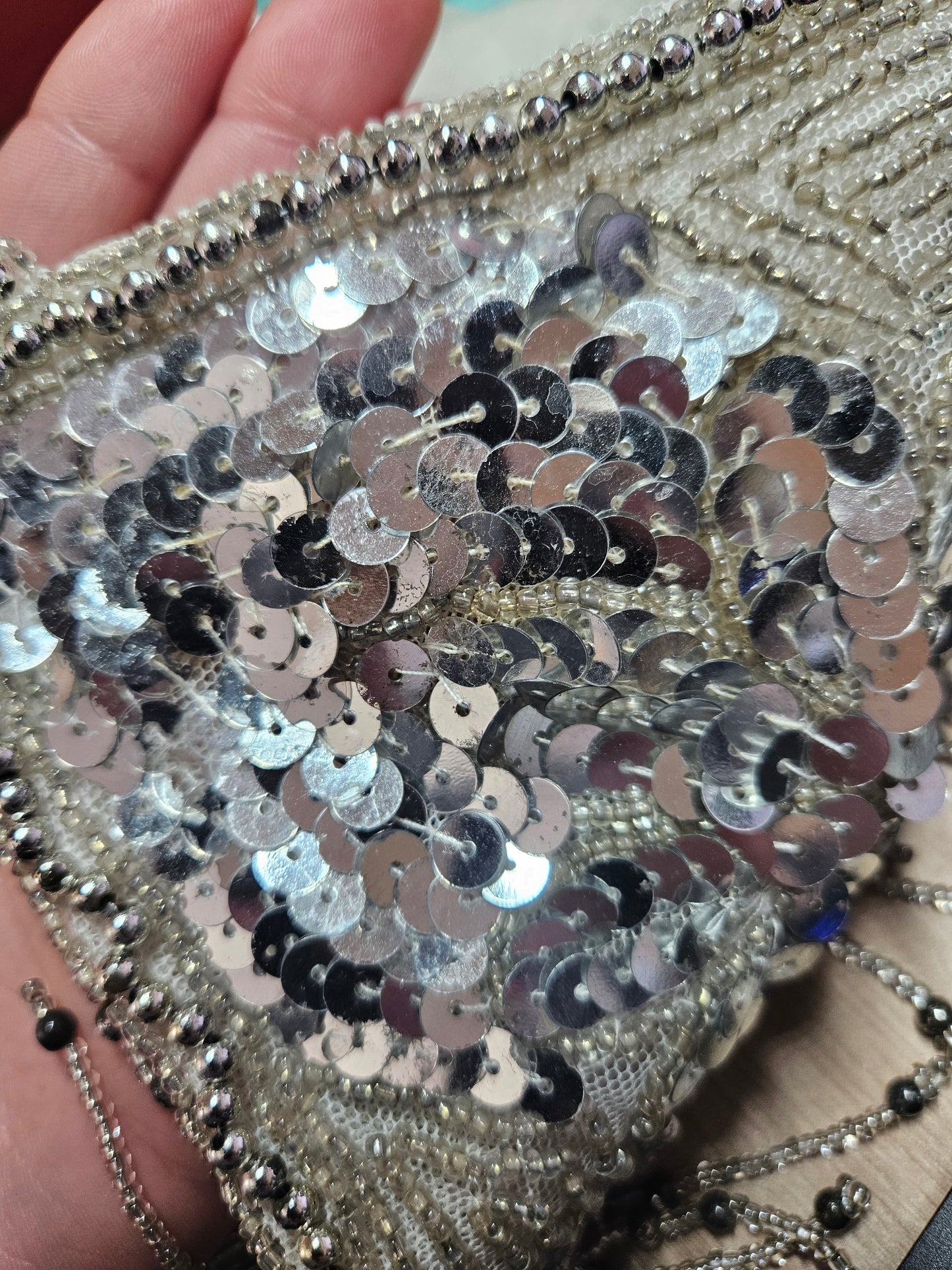 Haut dos nu brodé de perles et sequins blanc et argenté