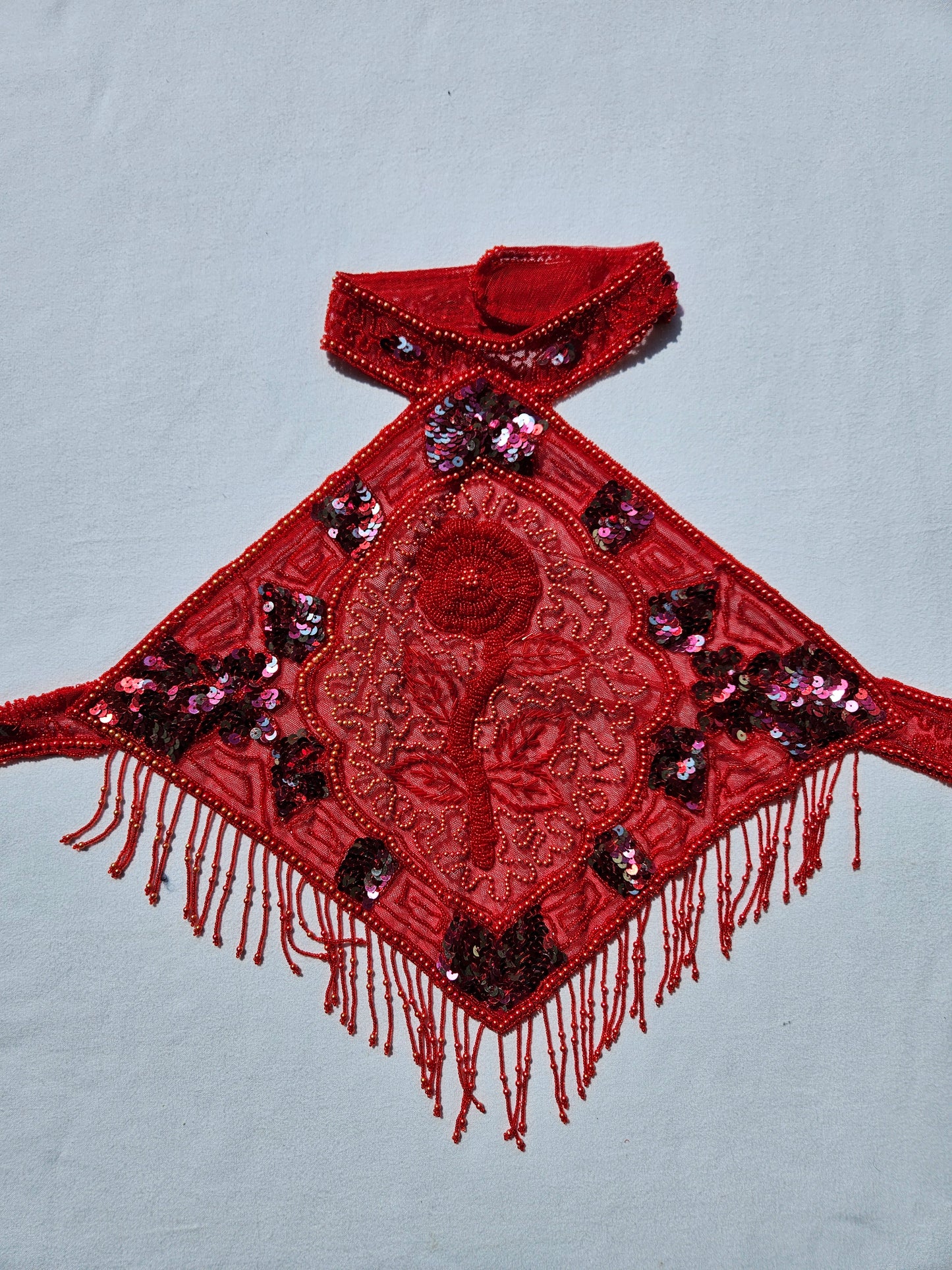 Dos nu en voile rouge brodé de perles et sequins