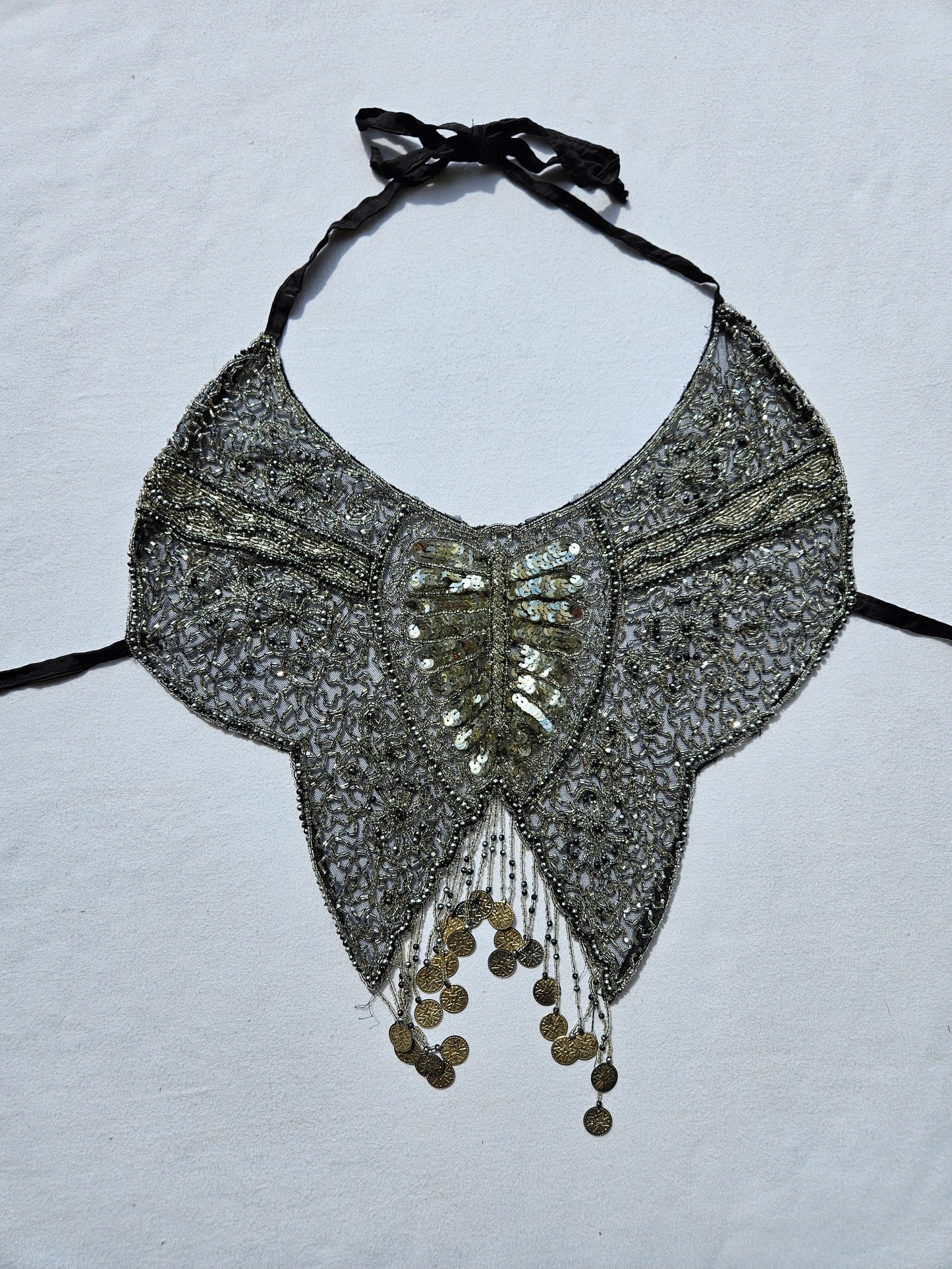 Dos nu brodé de perles et sequins