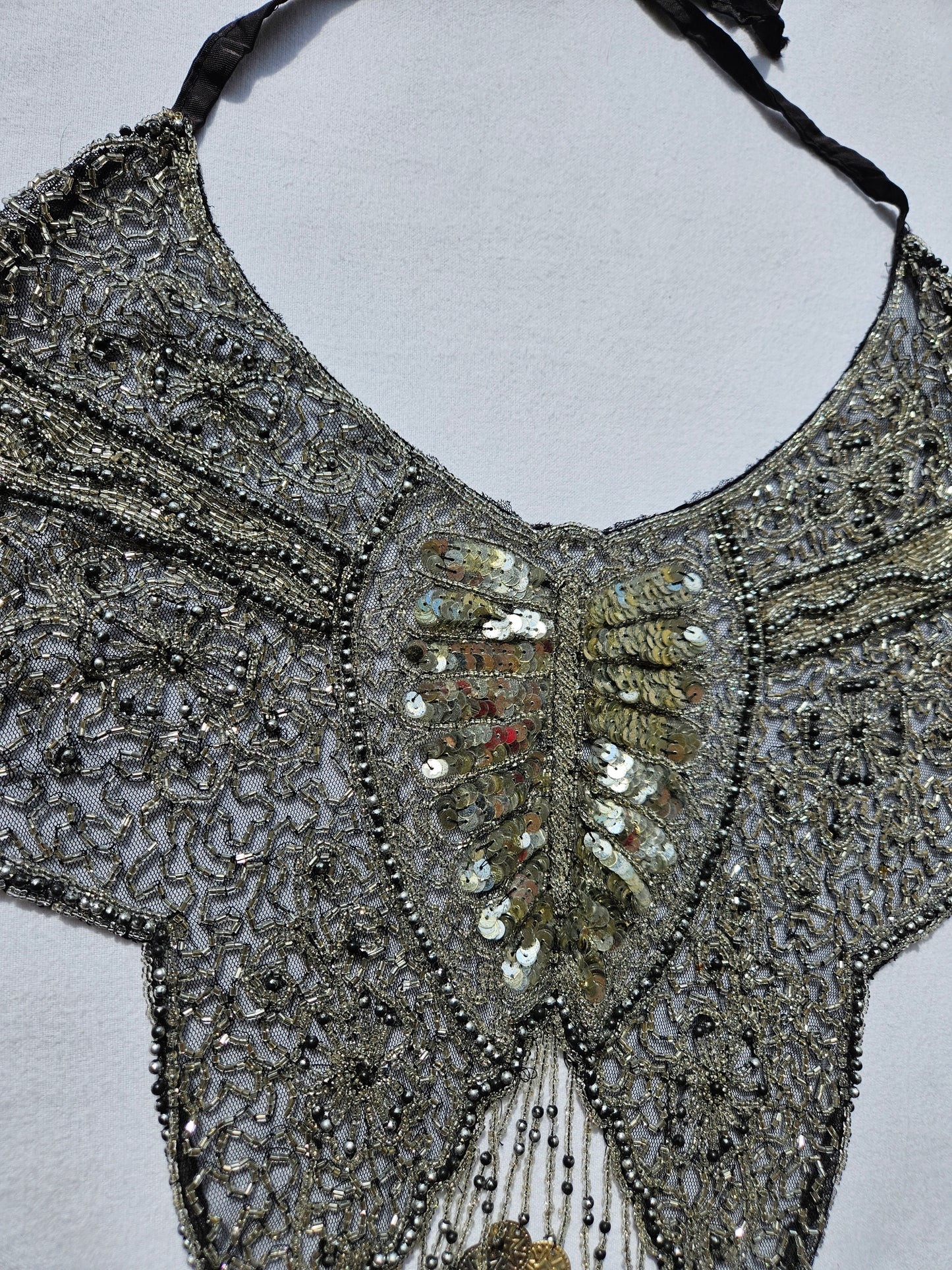 Dos nu brodé de perles et sequins