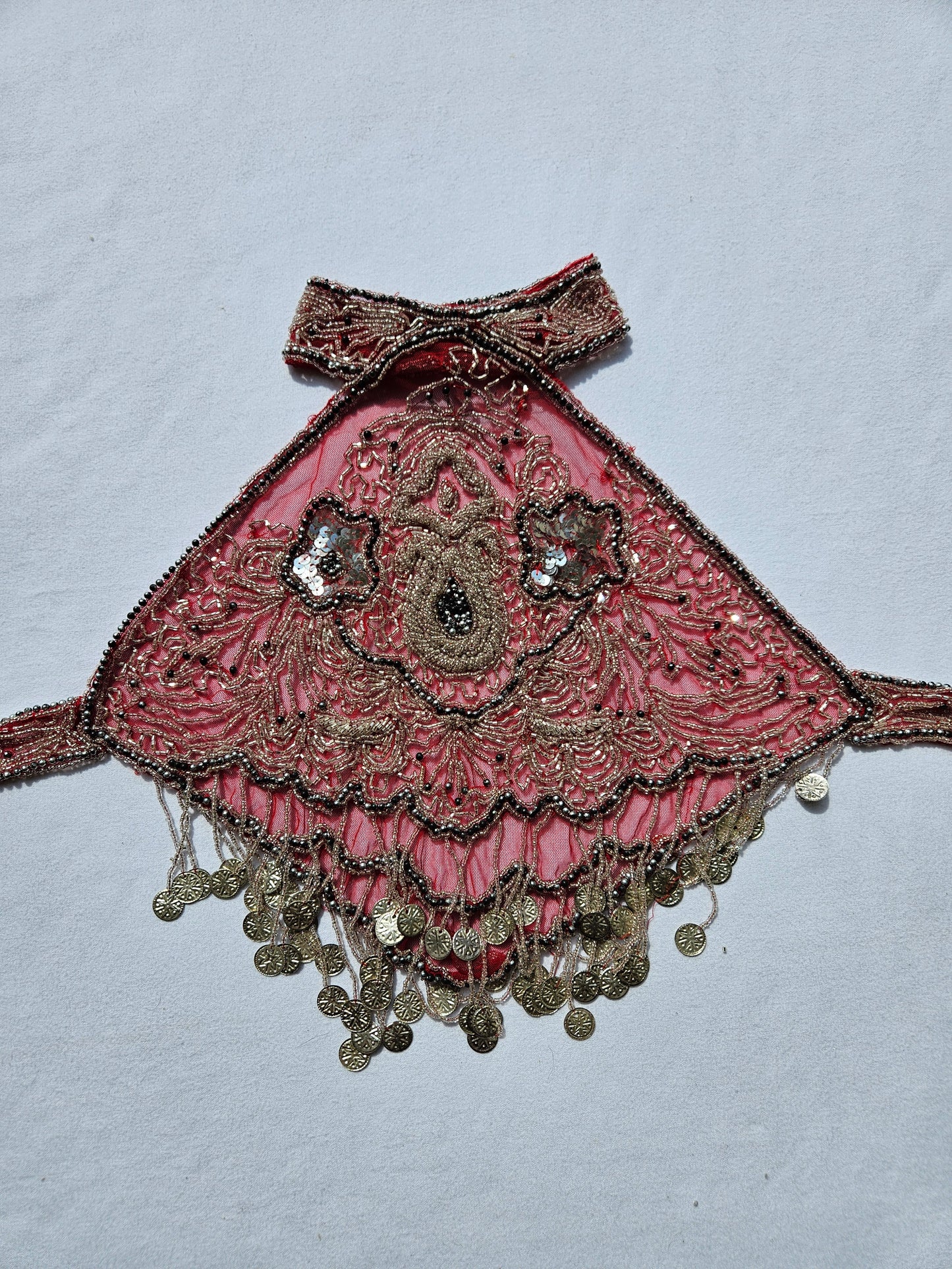 Dos nu brodé de perles et sequins