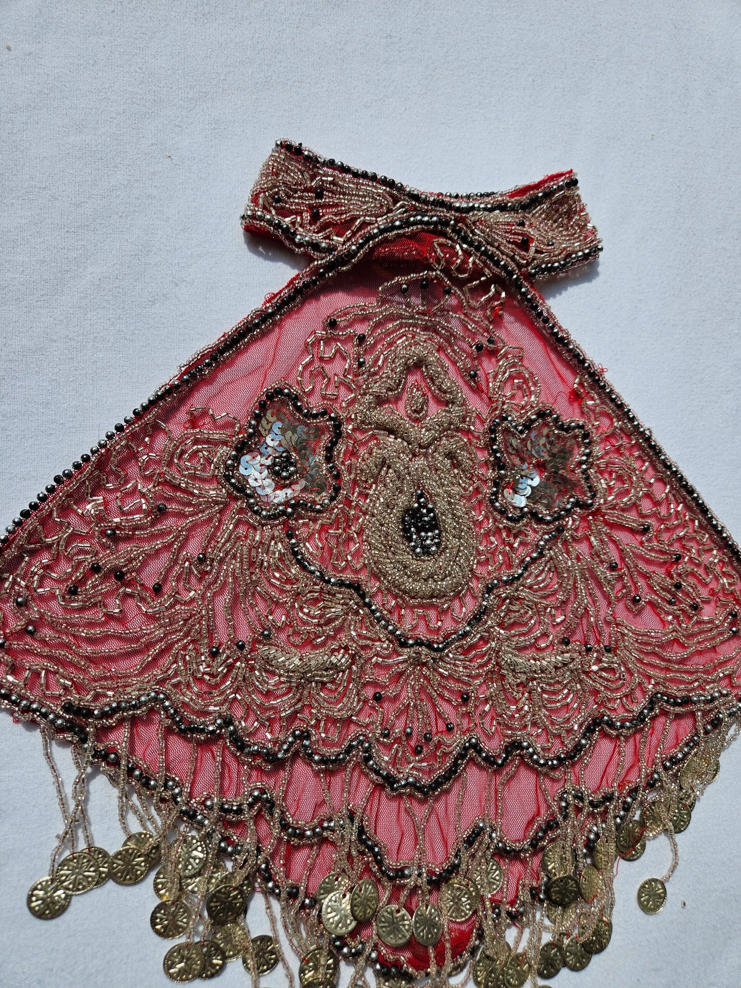 Dos nu brodé de perles et sequins