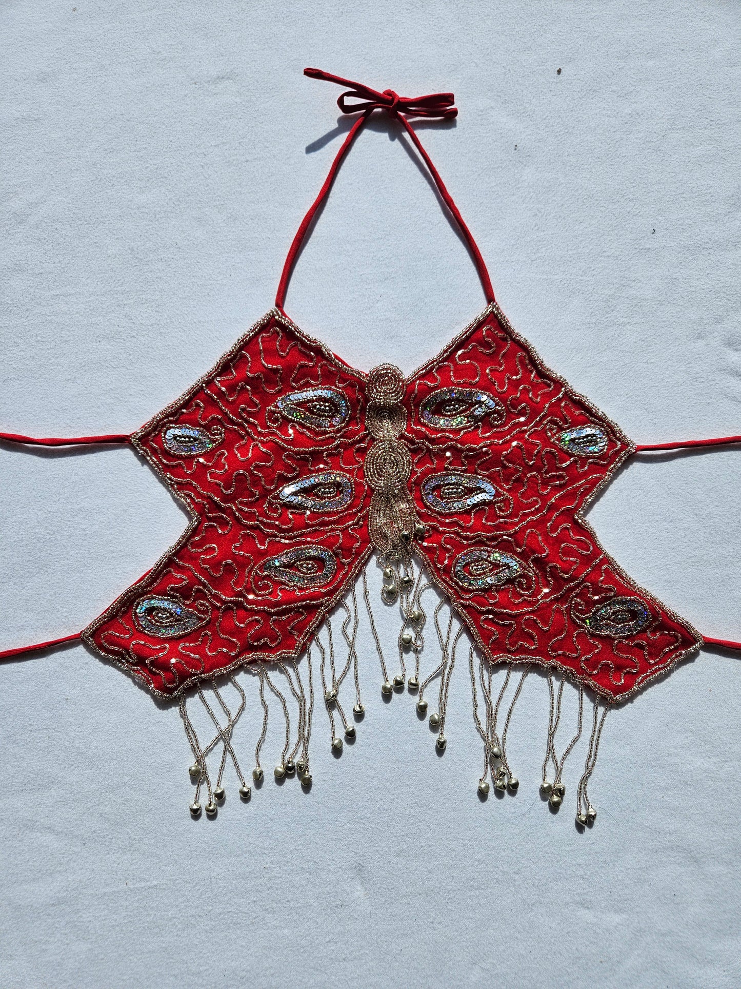Haut papillon rouge brodé de perles et sequins