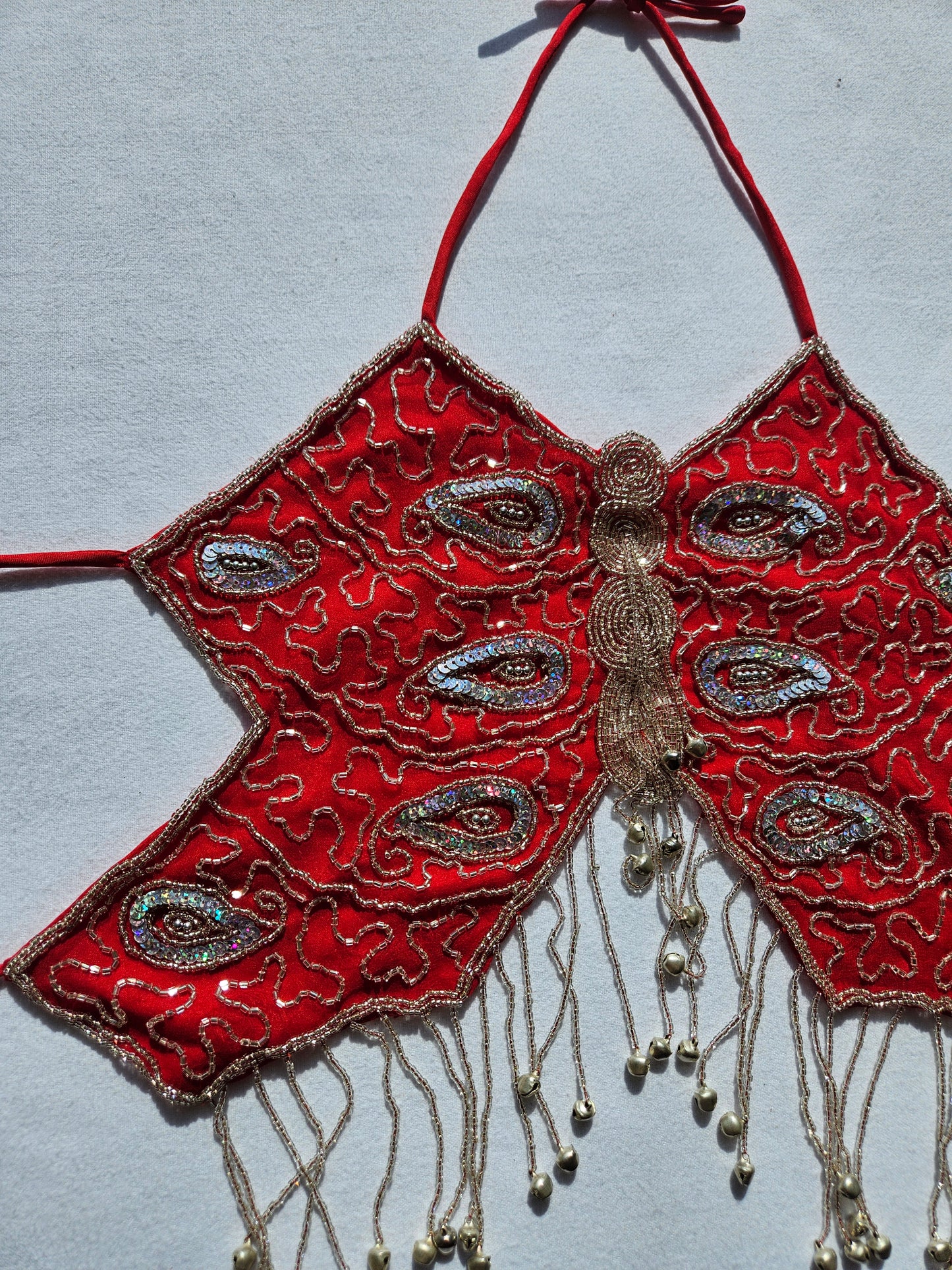 Haut papillon rouge brodé de perles et sequins