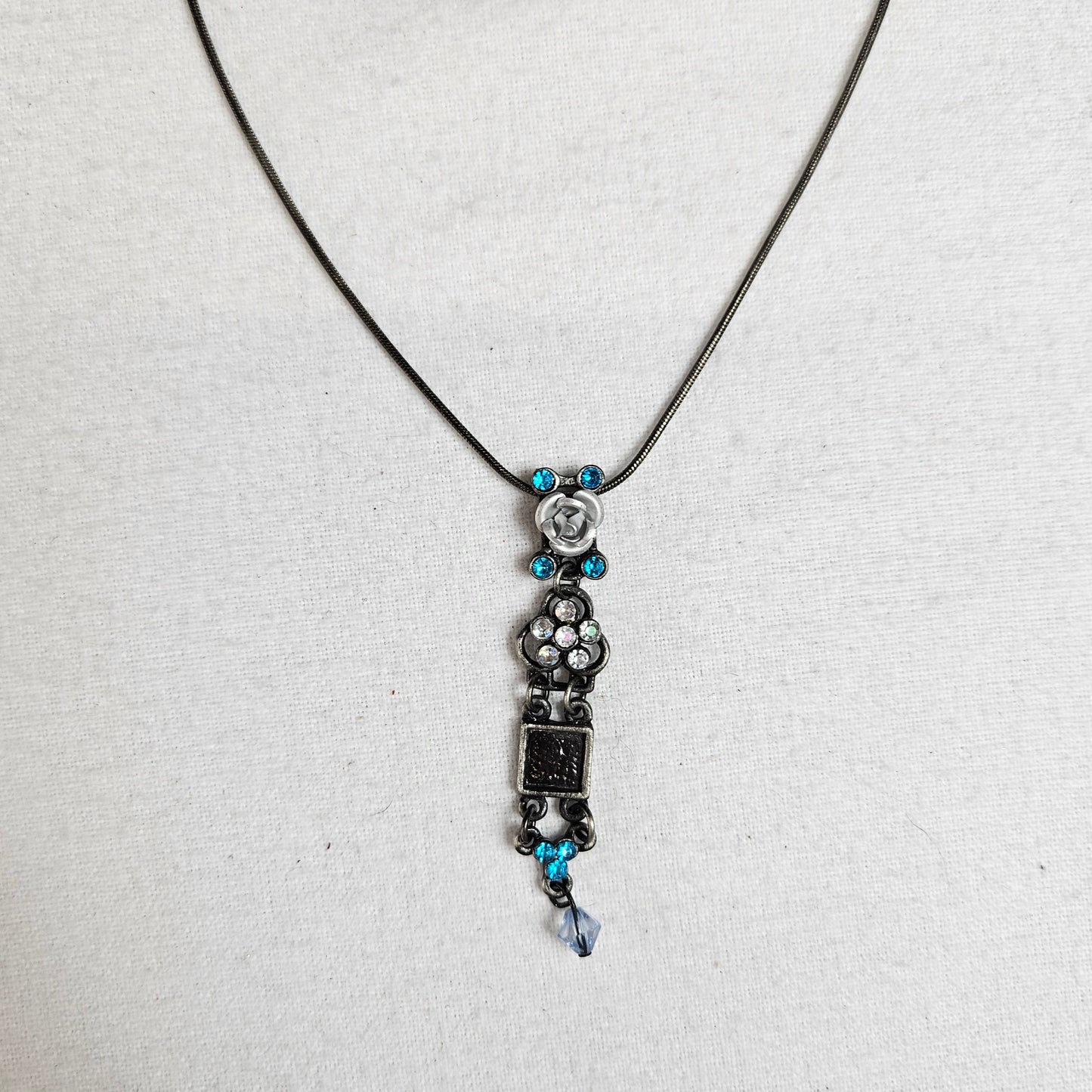 Collier floral bleu et argent