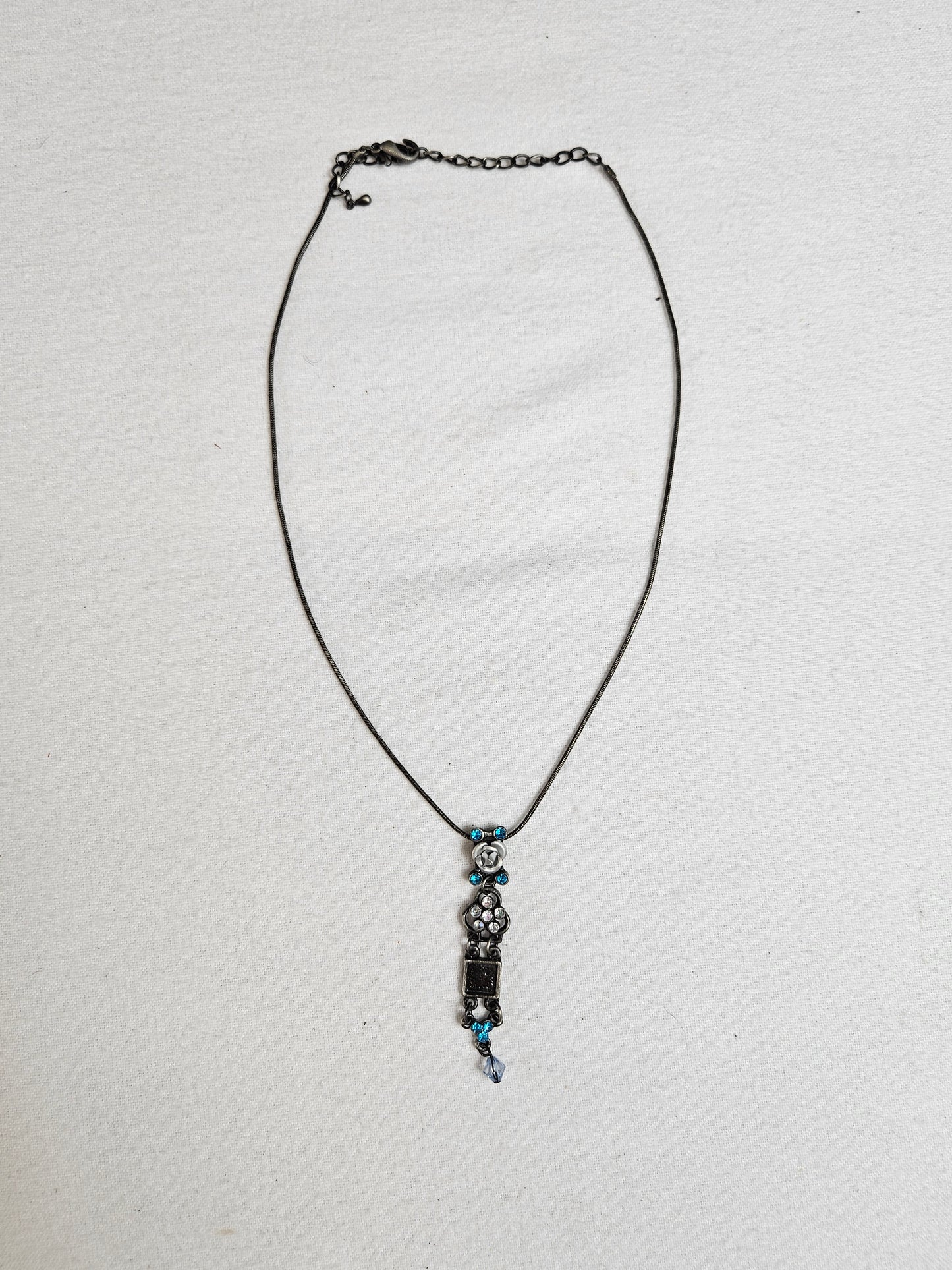 Collier floral bleu et argent
