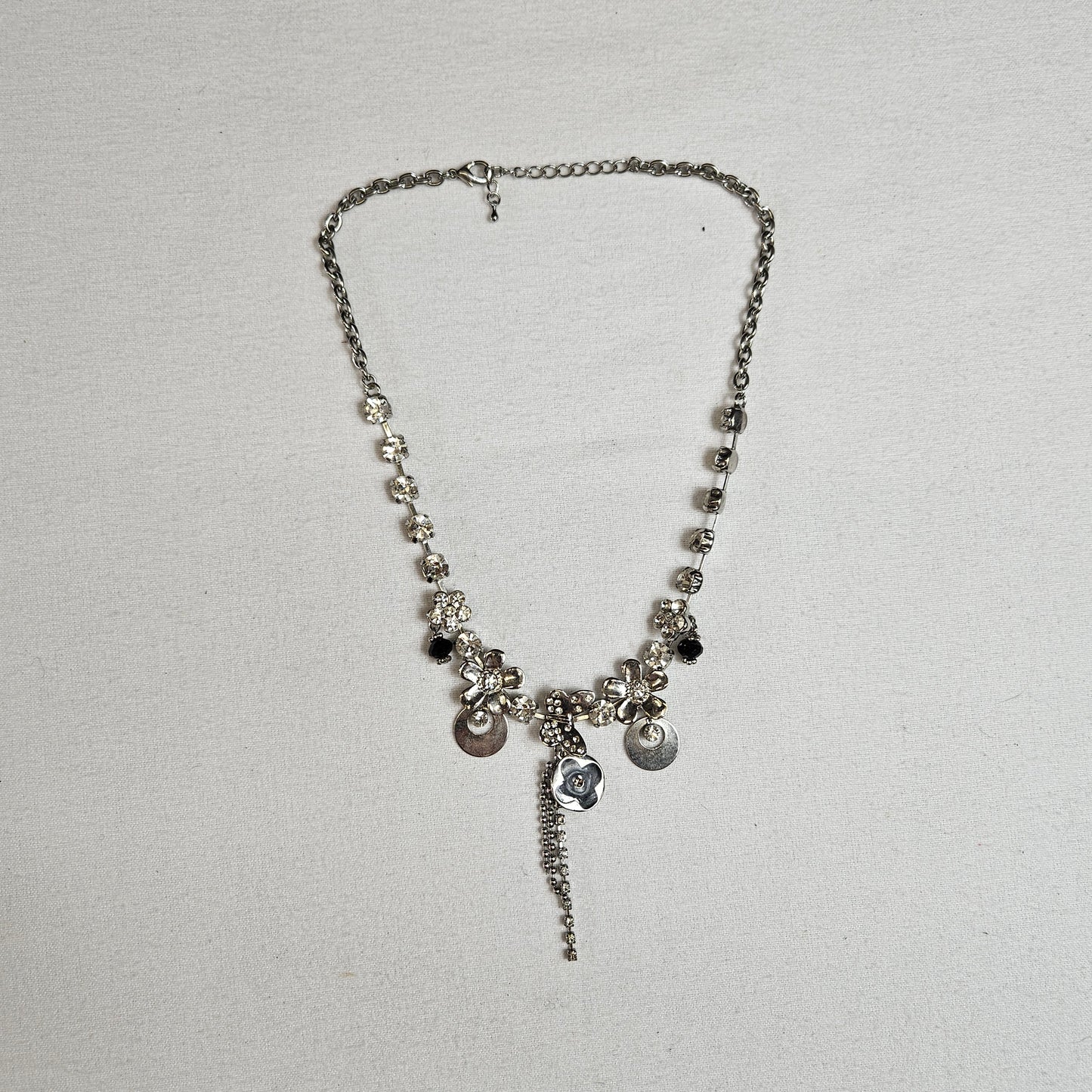 Collier en métal fleurs et breloques