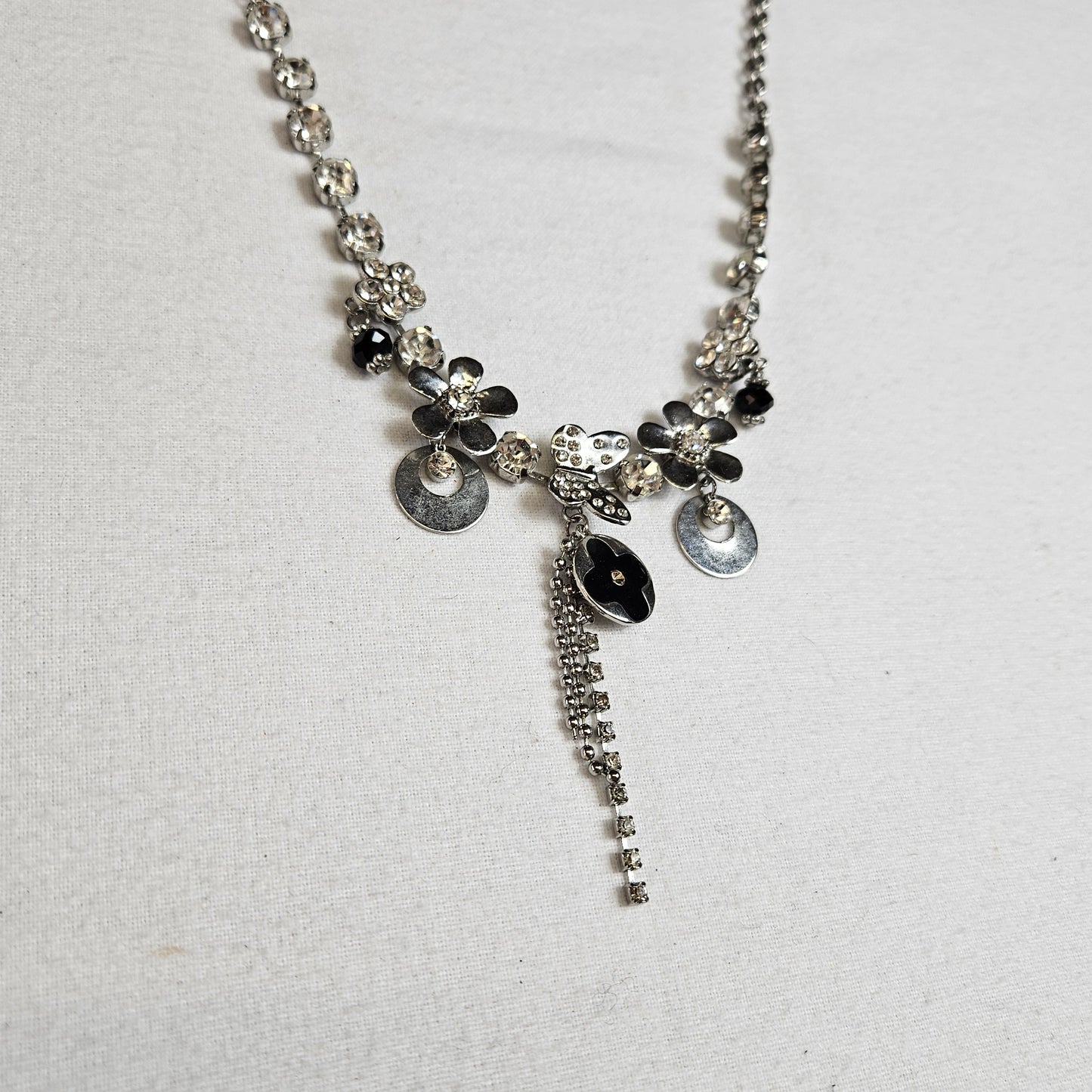 Collier en métal fleurs et breloques