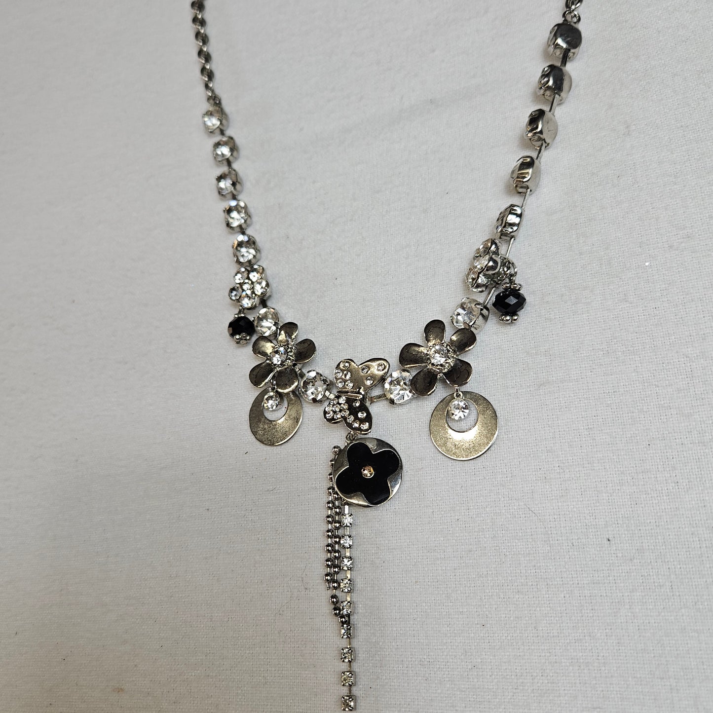 Collier en métal fleurs et breloques