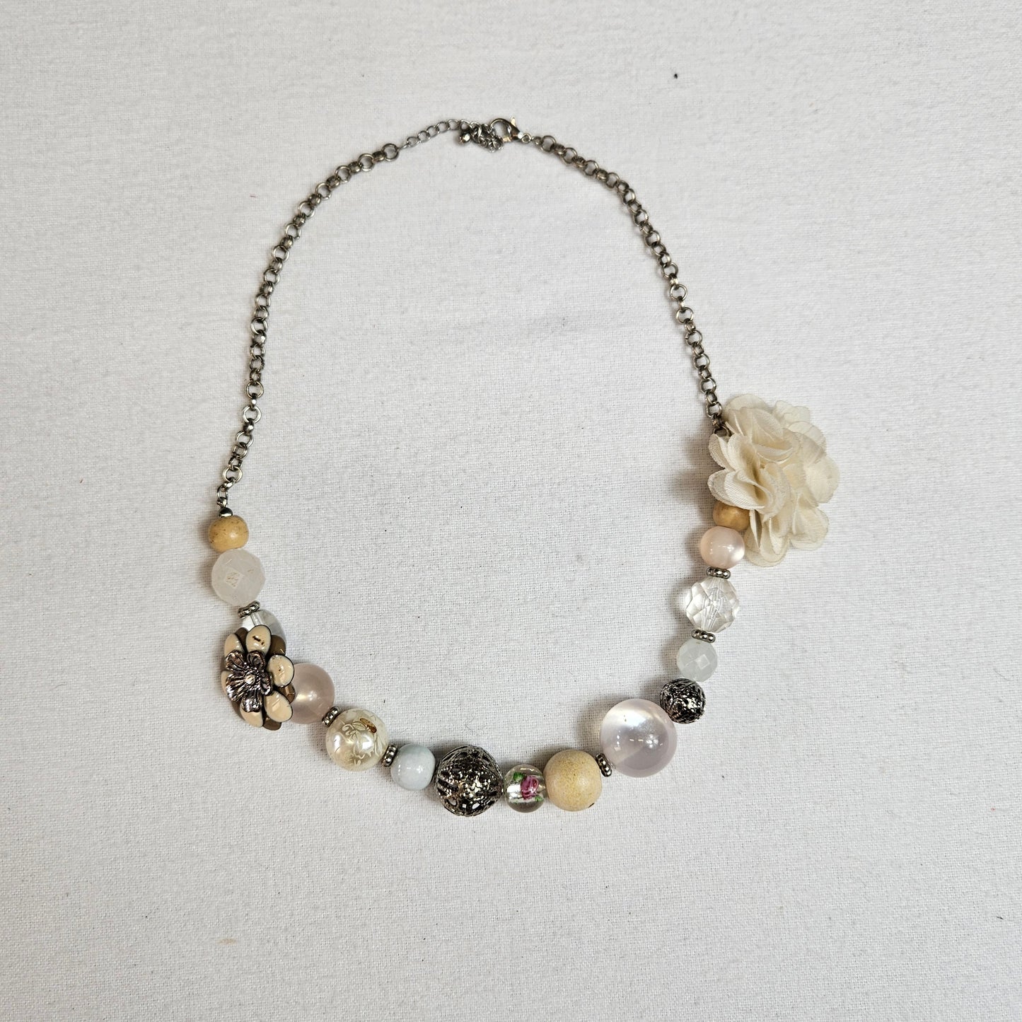 Collier orné de perles et fleuris