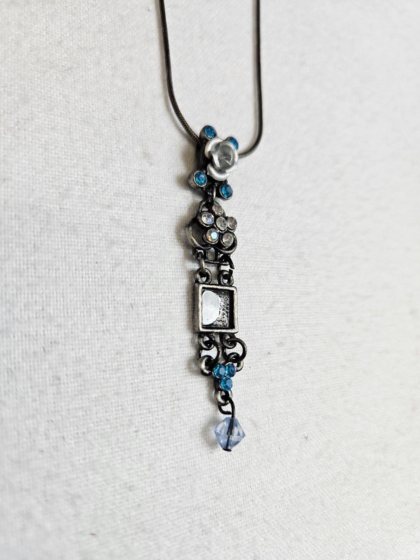 Collier floral bleu et argent