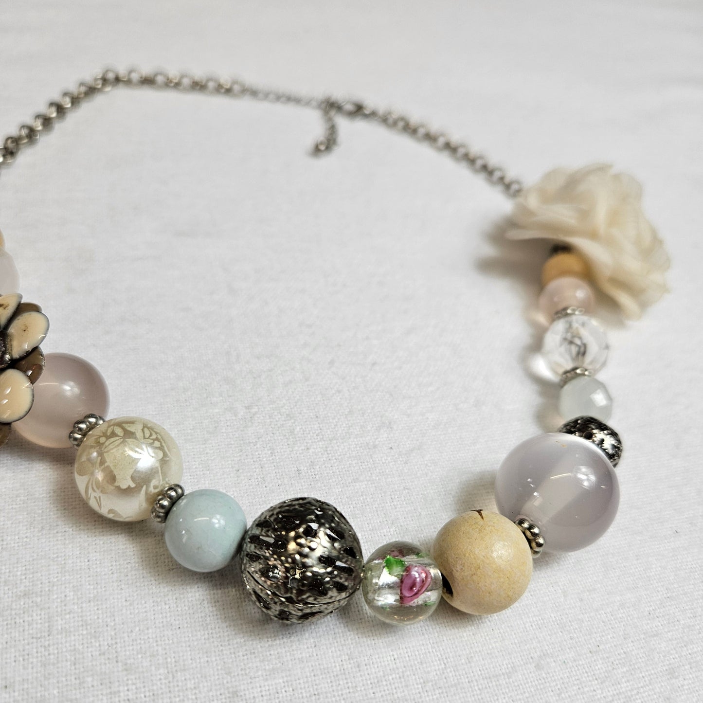 Collier orné de perles et fleuris