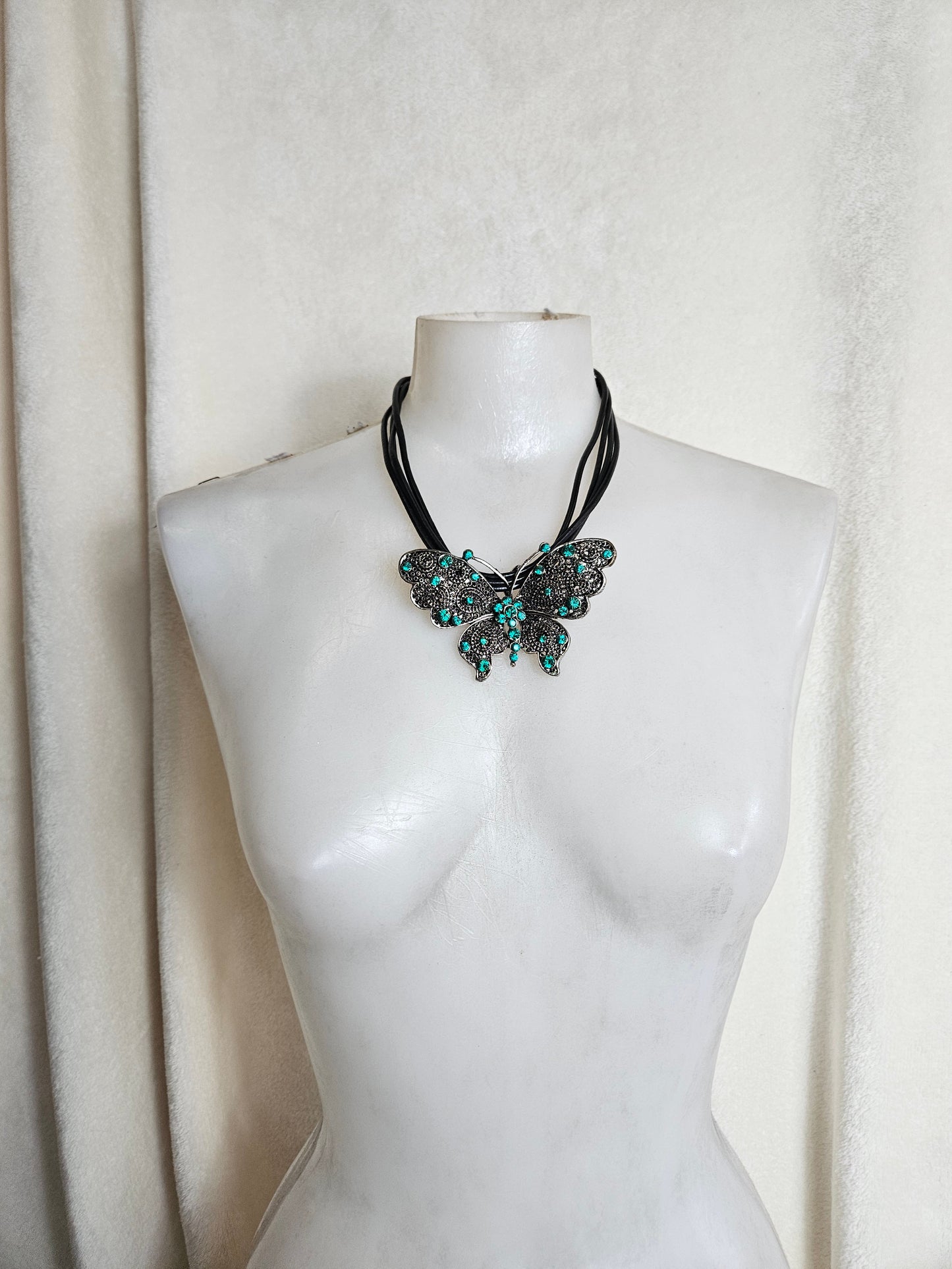 Maxi butterfly necklace in metal and stones