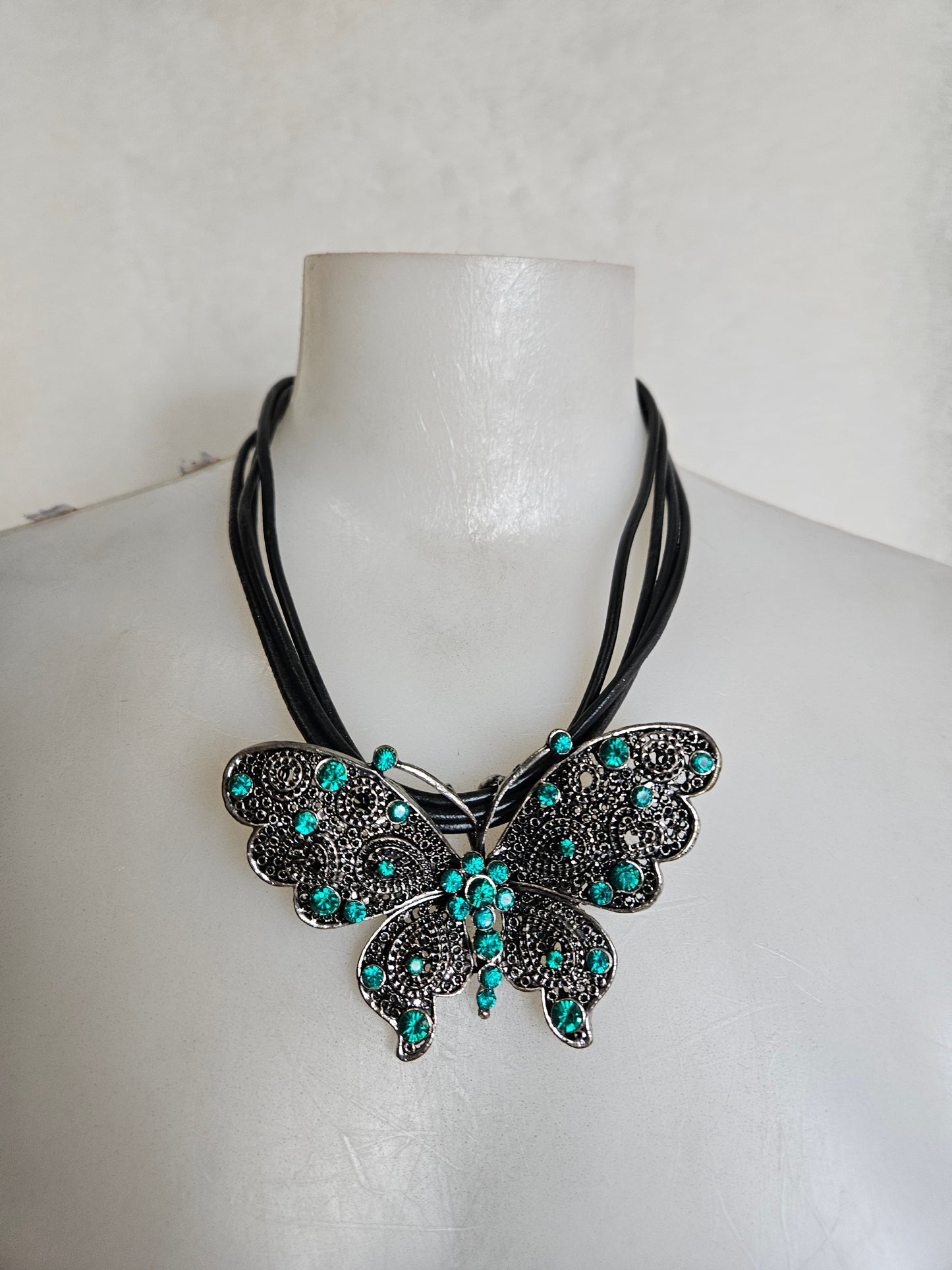 Maxi butterfly necklace in metal and stones