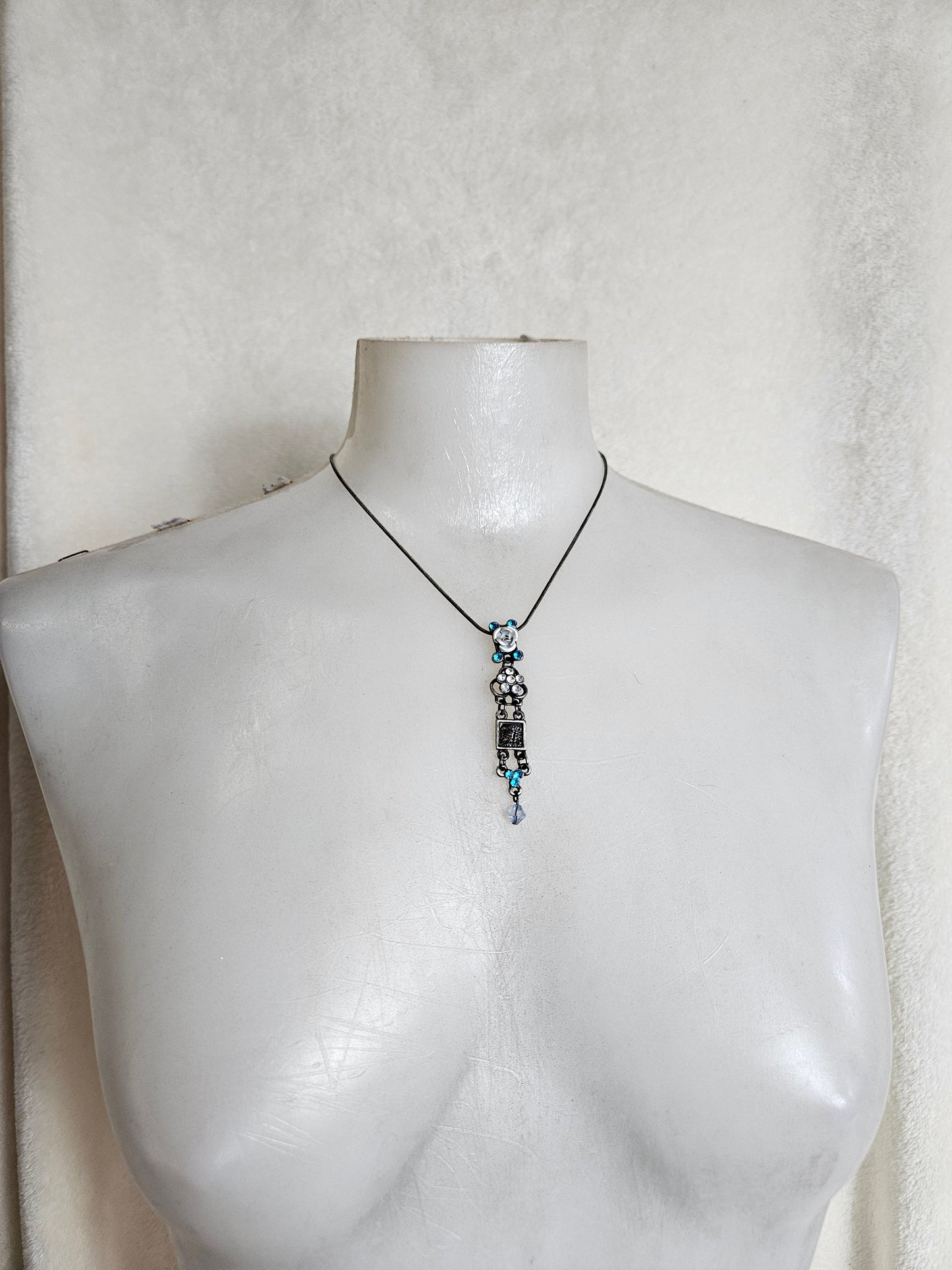 Collier floral bleu et argent