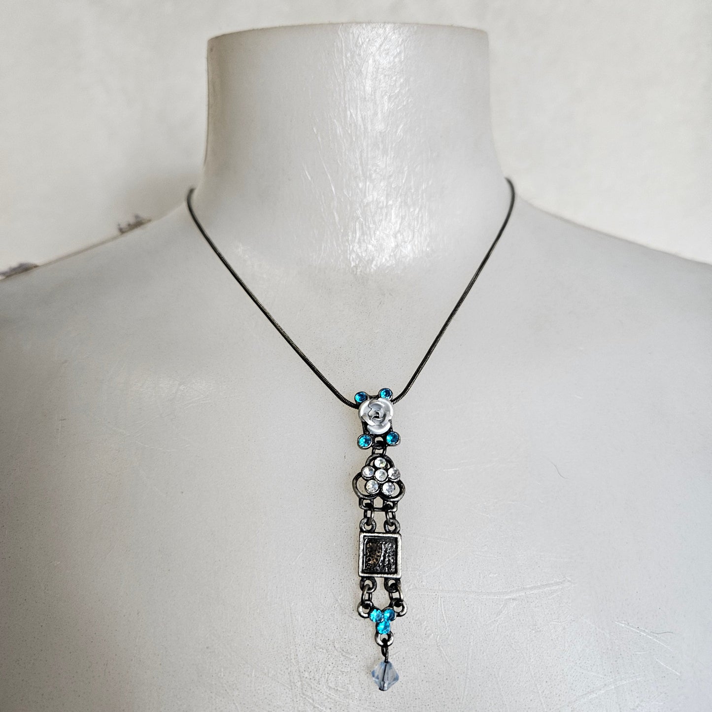 Collier floral bleu et argent