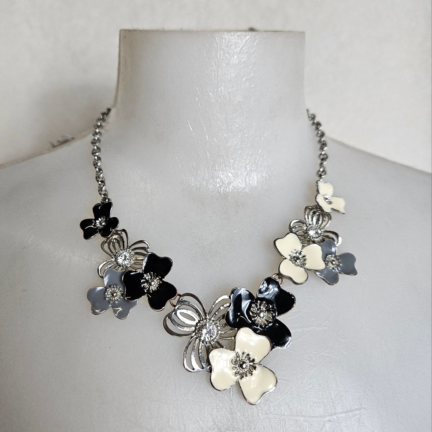 Collier floral en métal