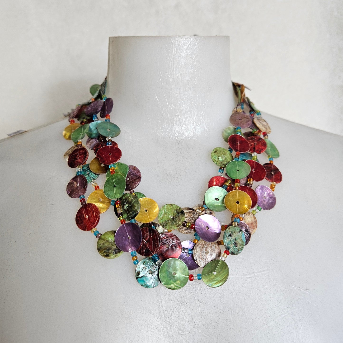 Collier multirangs multicolore
