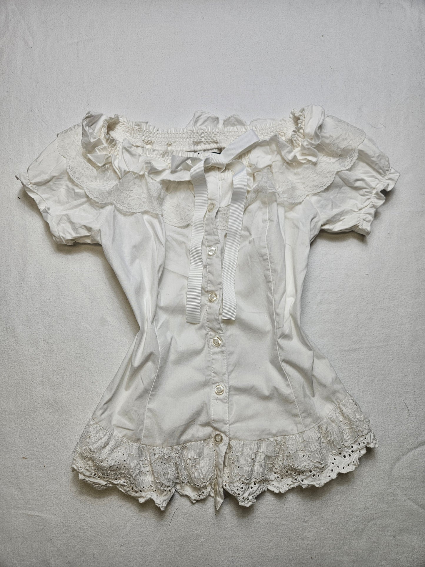 Haut romantique avec manches légèrement bouffantes