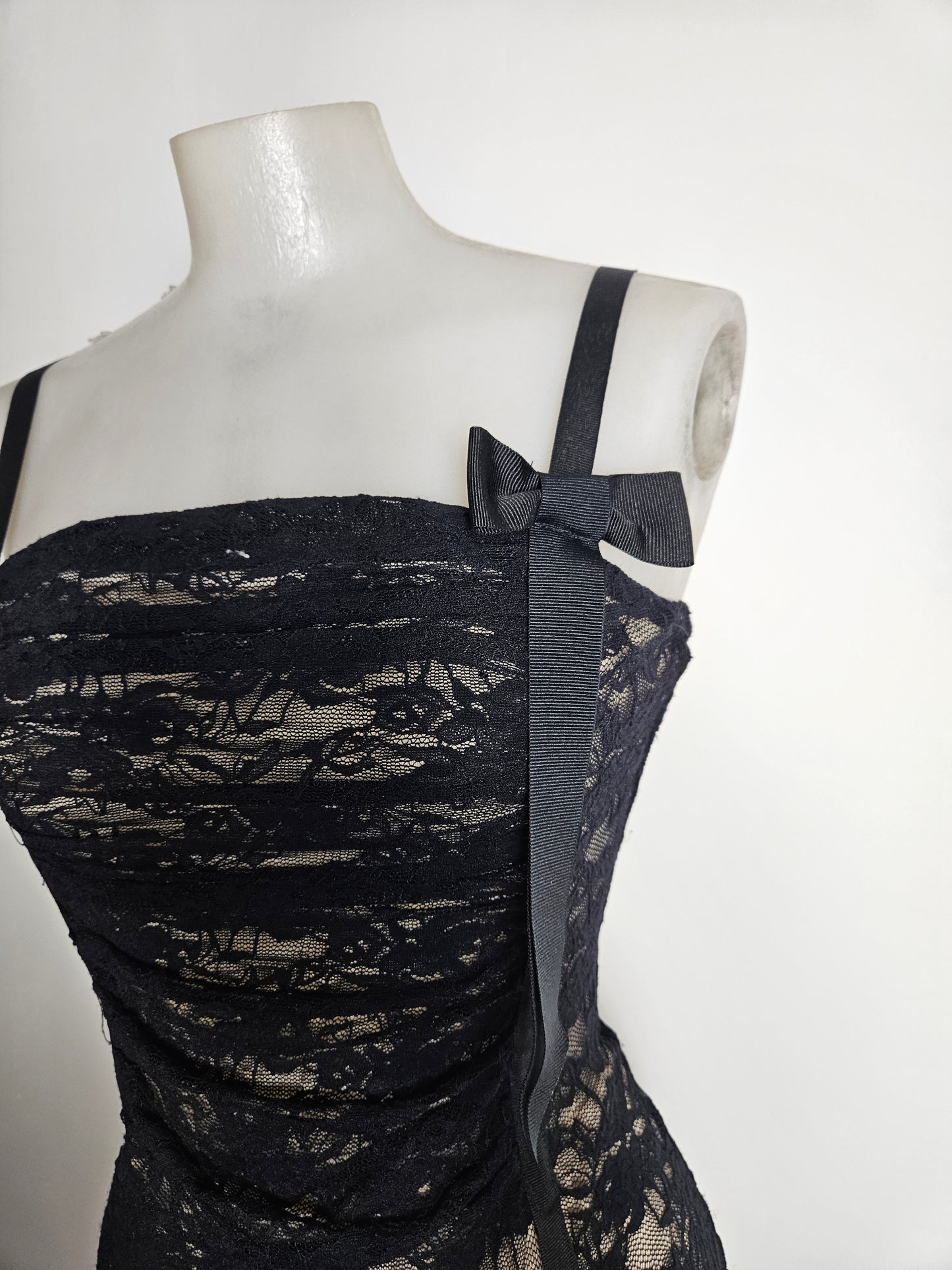 Robe en dentelle noire sur fond beige