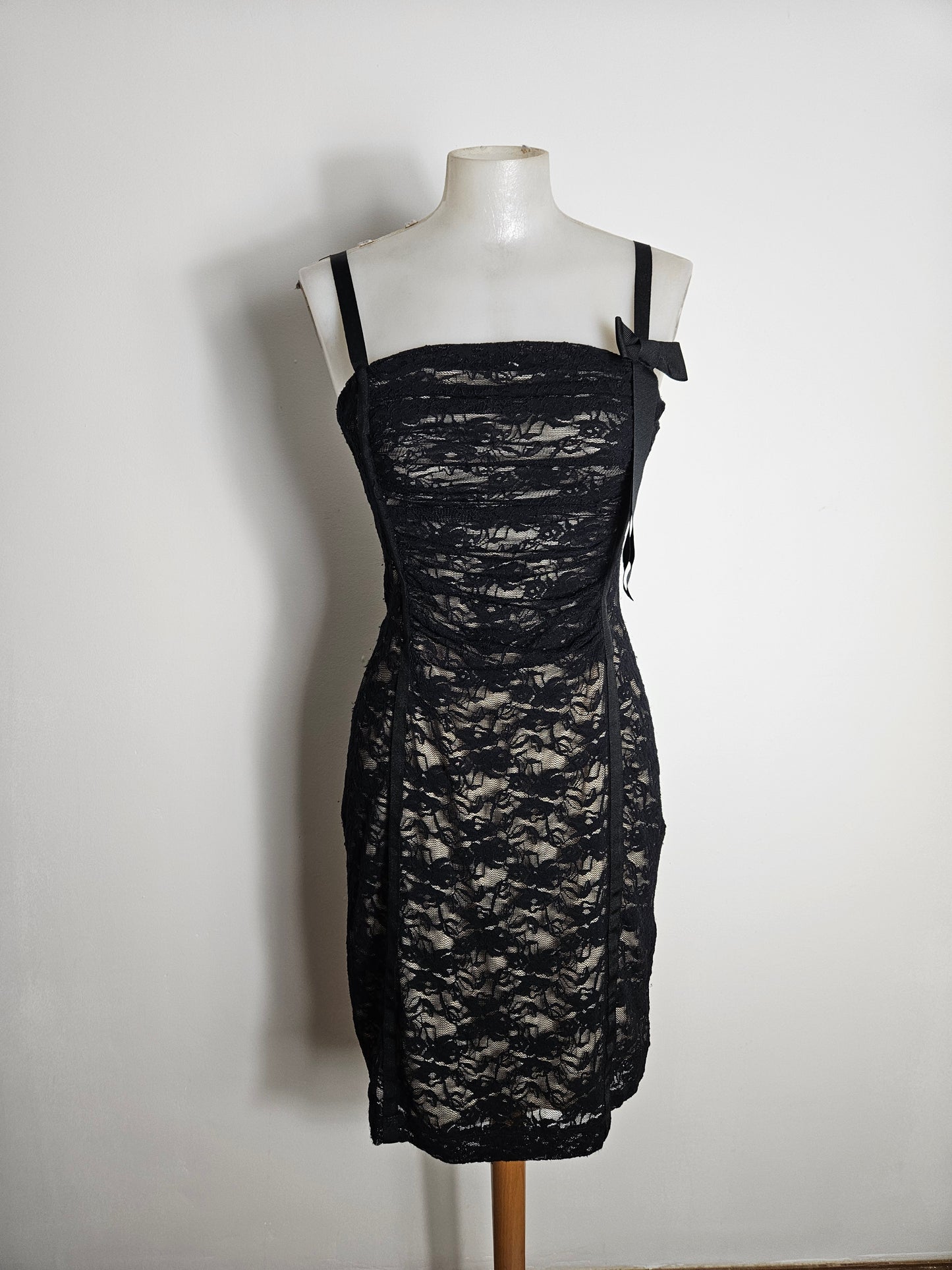 Robe en dentelle noire sur fond beige