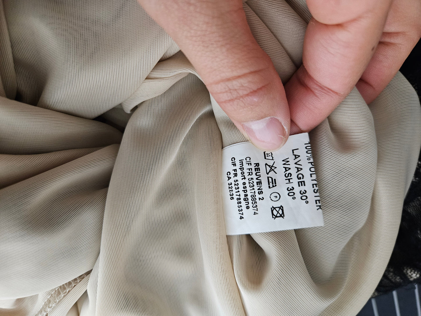 Robe en dentelle noire sur fond beige