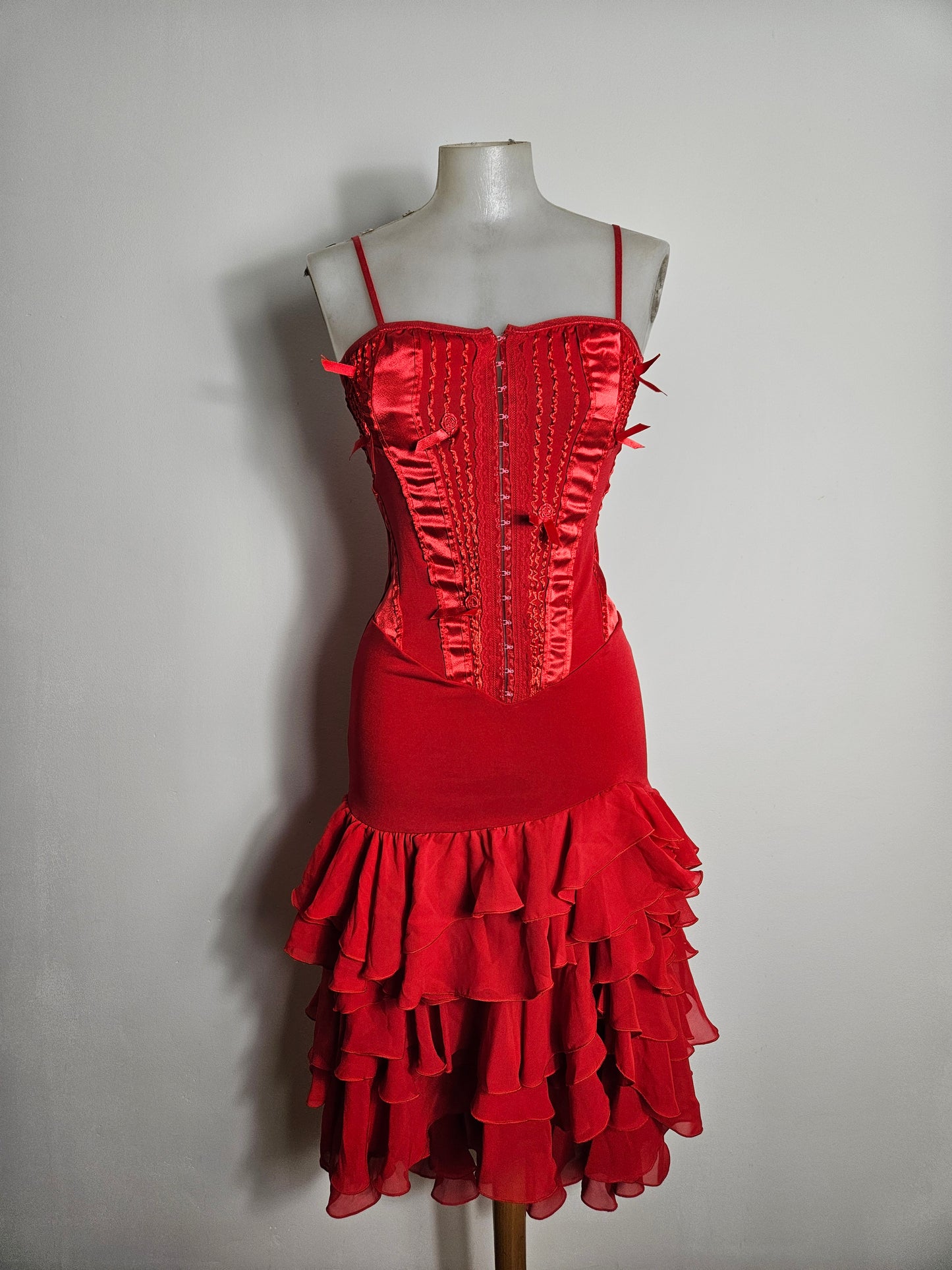 Robe rouge à volants haut effet corset