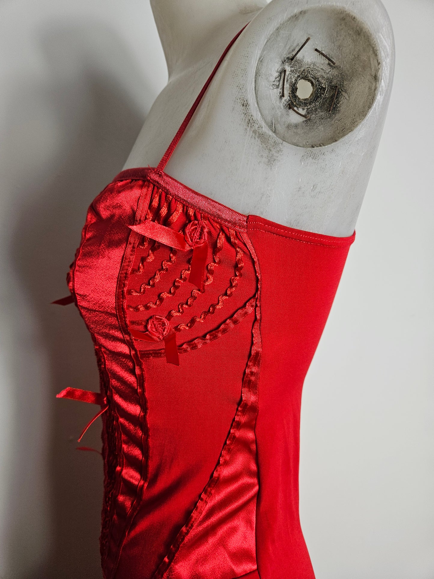 Robe rouge à volants haut effet corset