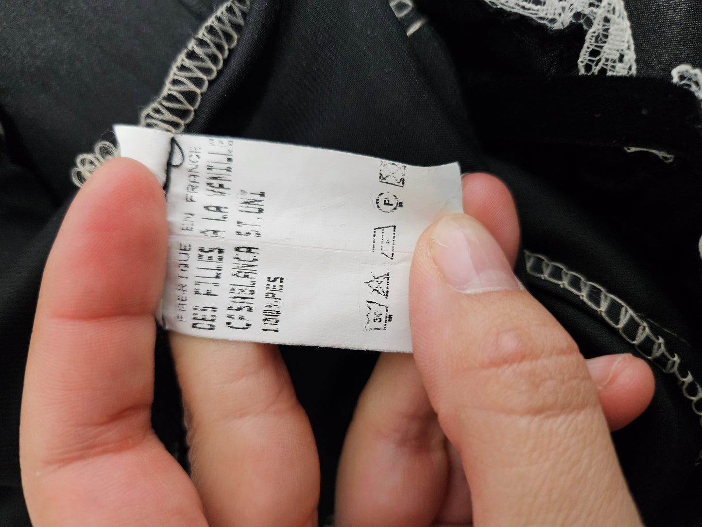 Robe satinée noire à laçage blanc