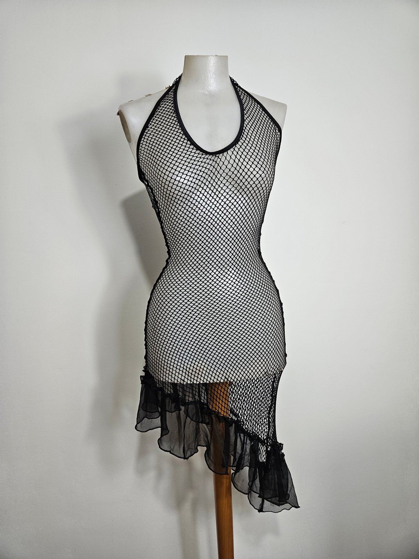 Robe asymétrique dos nu en résille