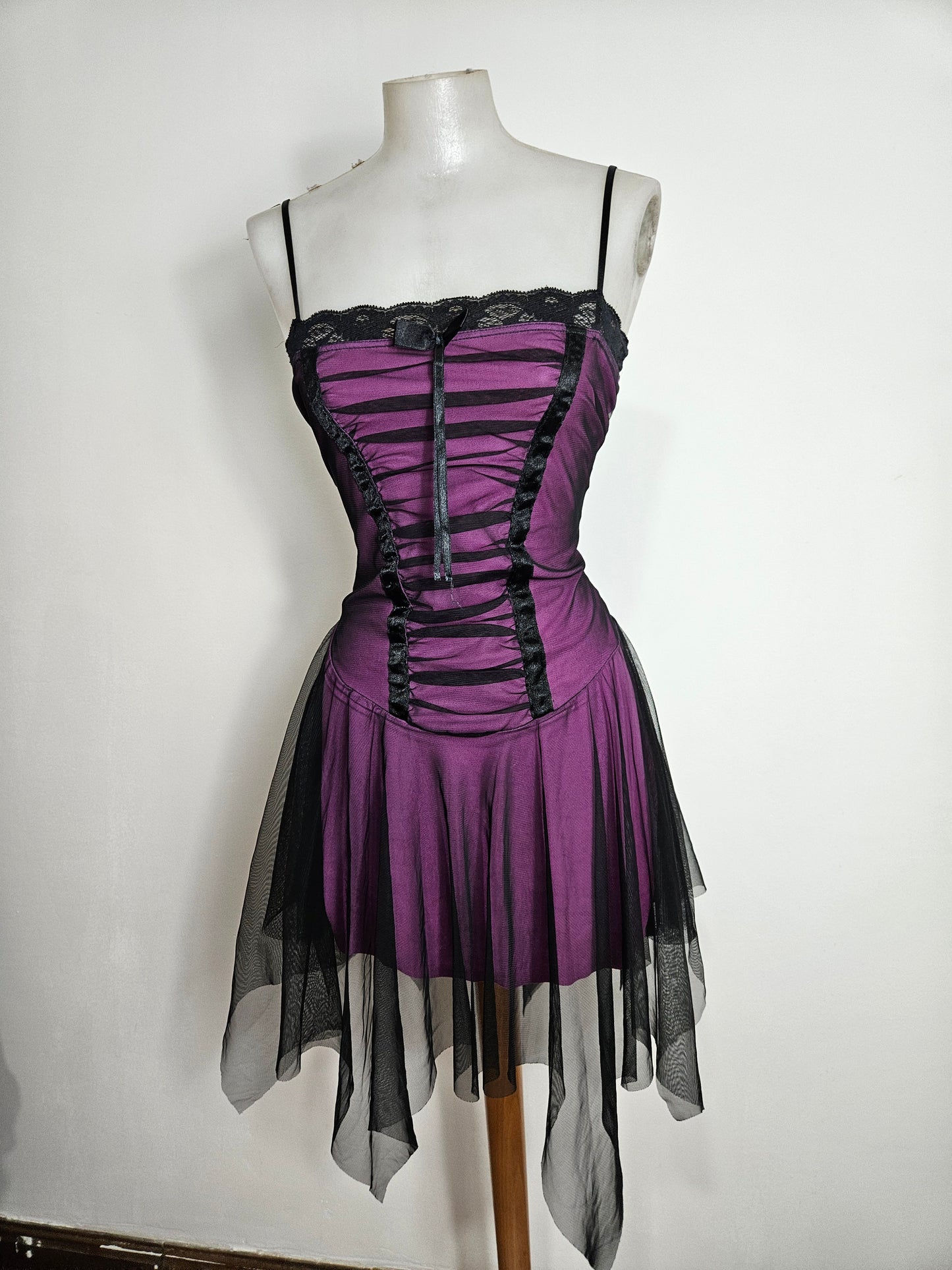 Robe en voile noir doublure violette