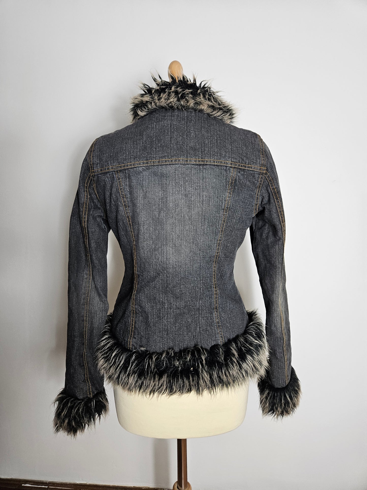 Manteau en denim col fausse fourrure