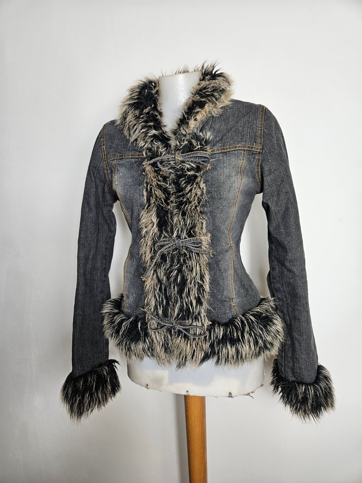 Manteau en denim col fausse fourrure