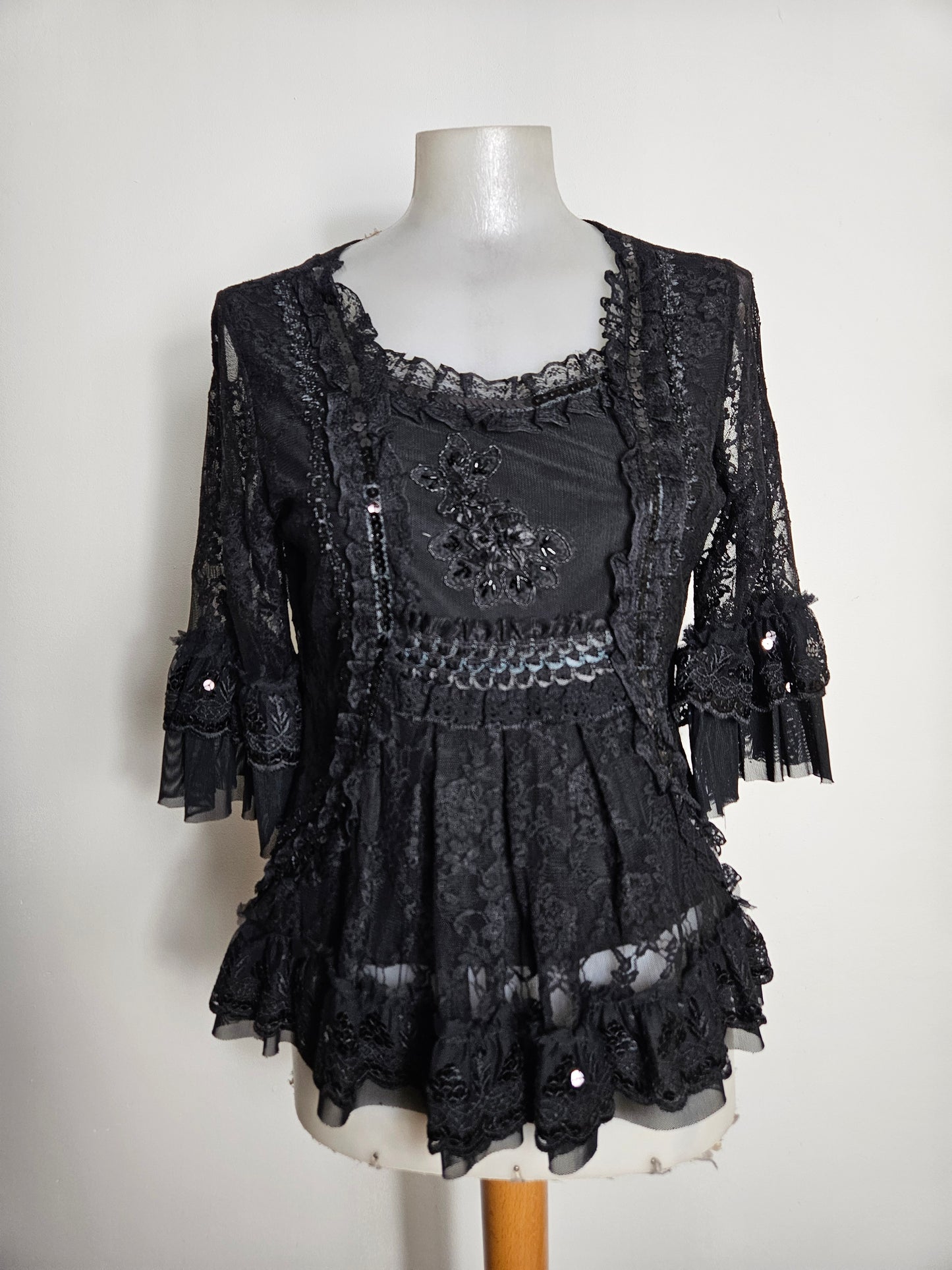 Haut noir en dentelle brodée