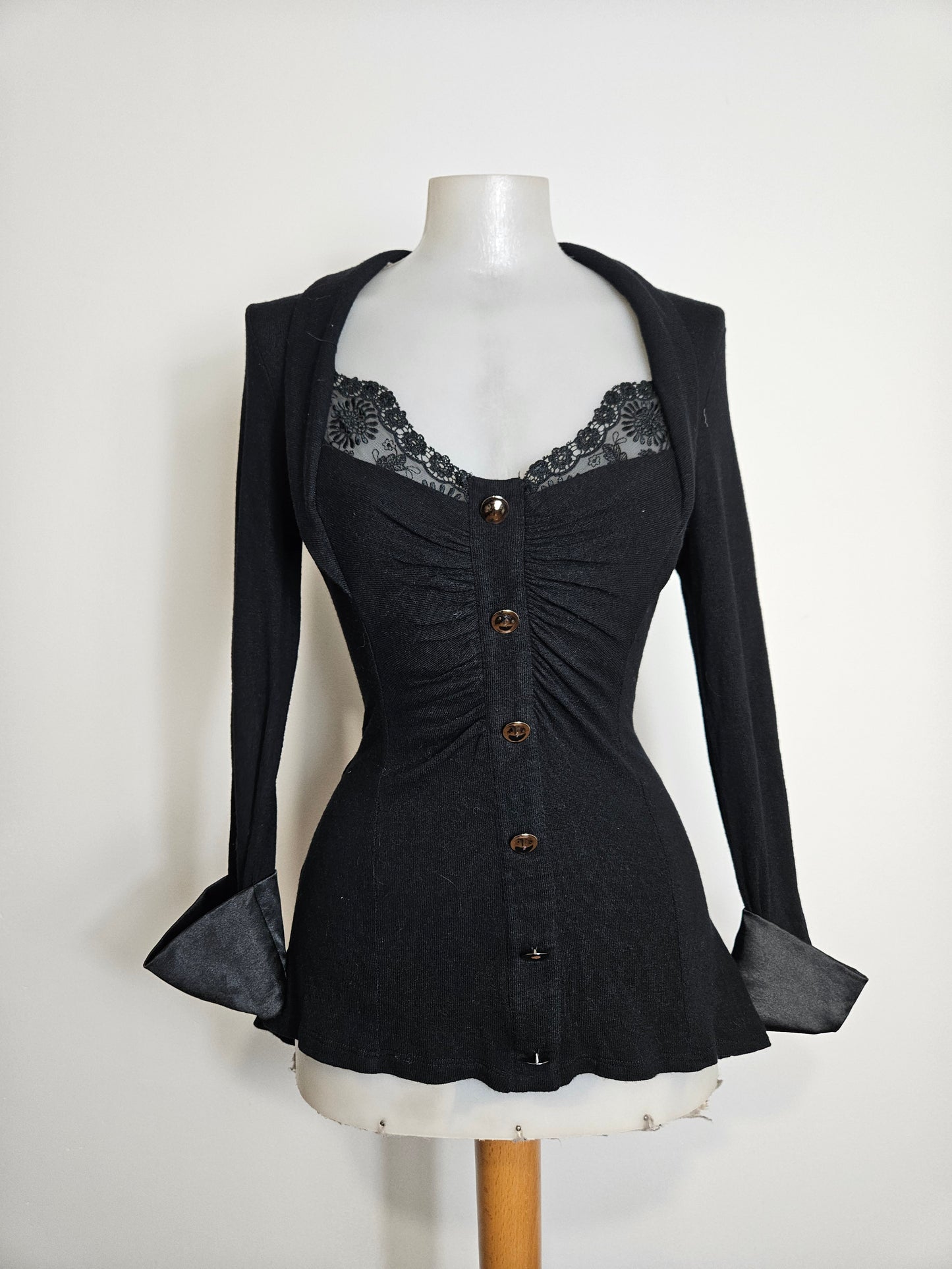 Haut noir cintré col en dentelle