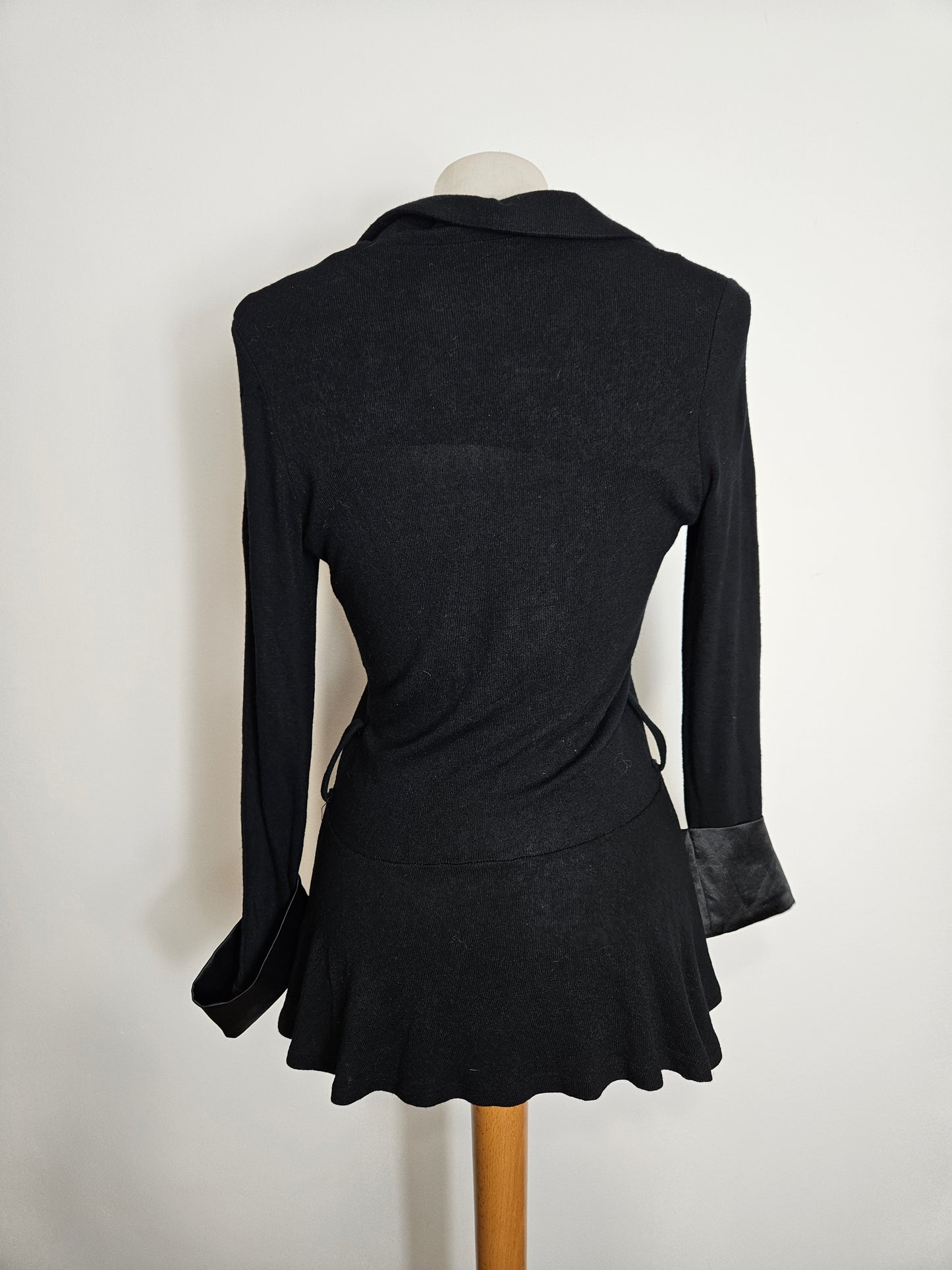 Haut noir cintré col en dentelle