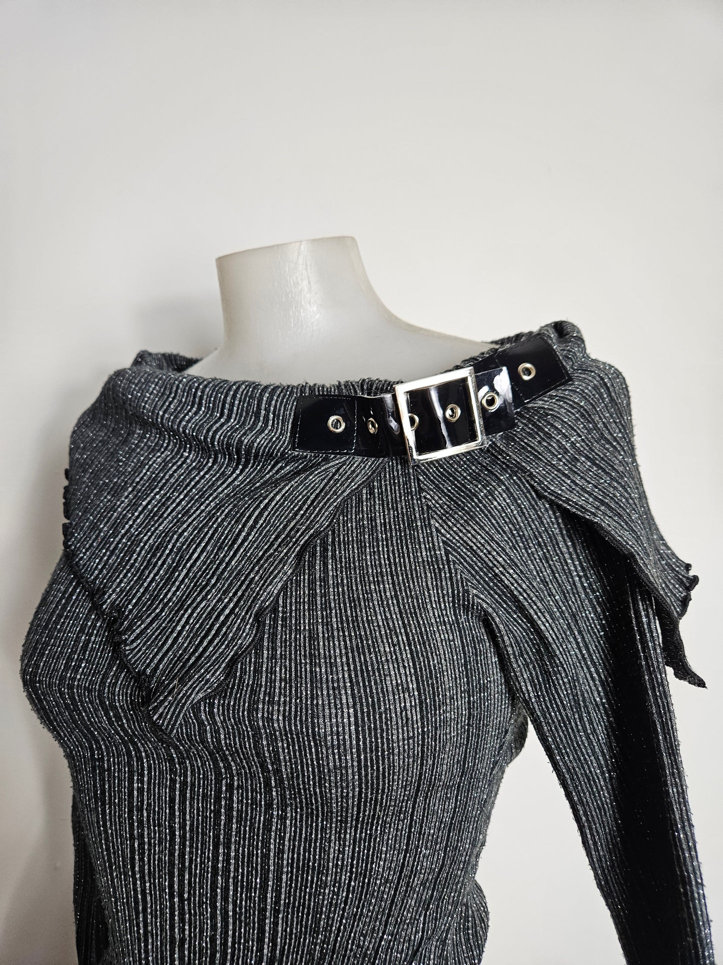 Pull léger col asymétrique détails sangle
