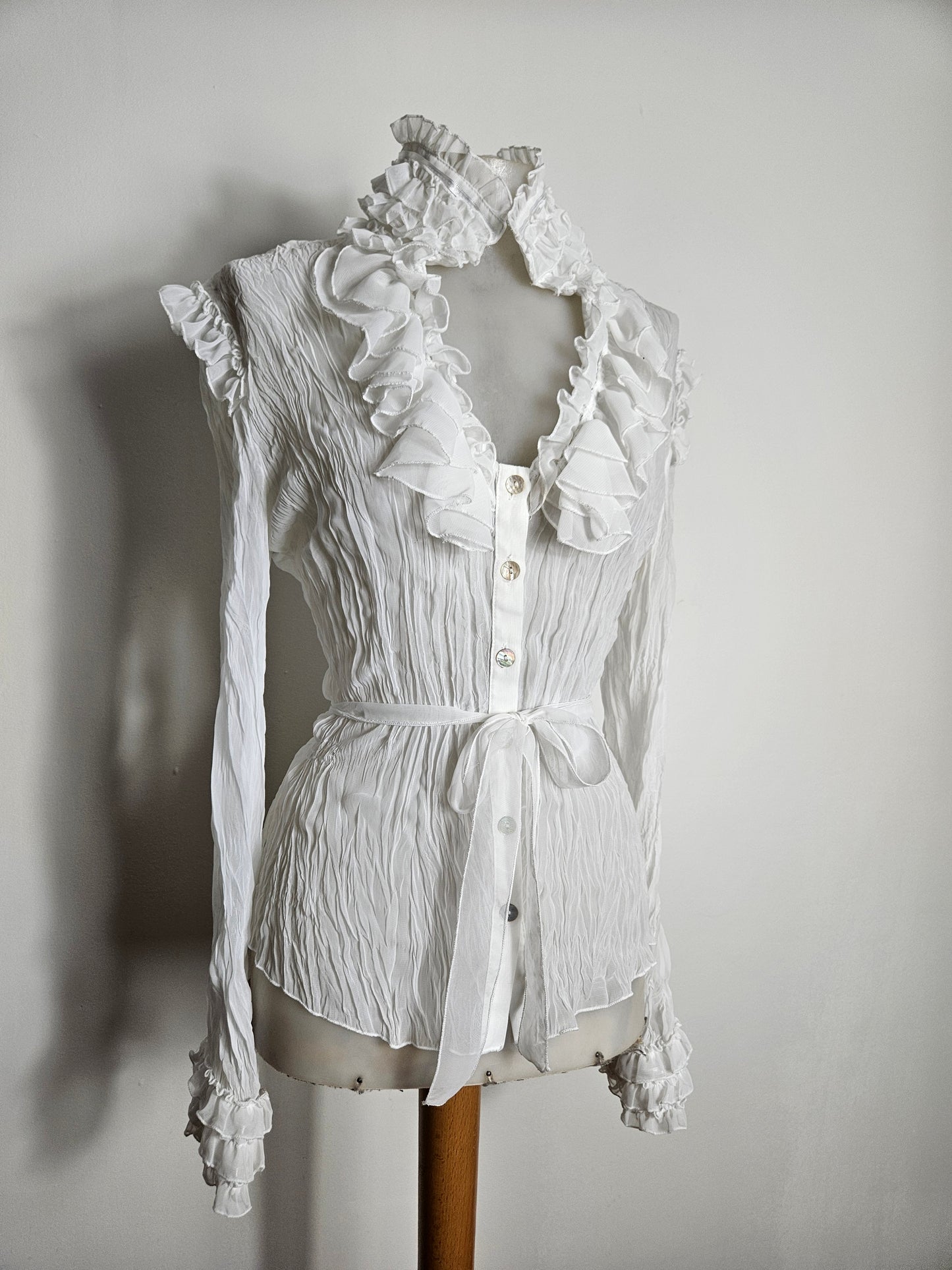 Chemisier blanc à col volanté et ceinture
