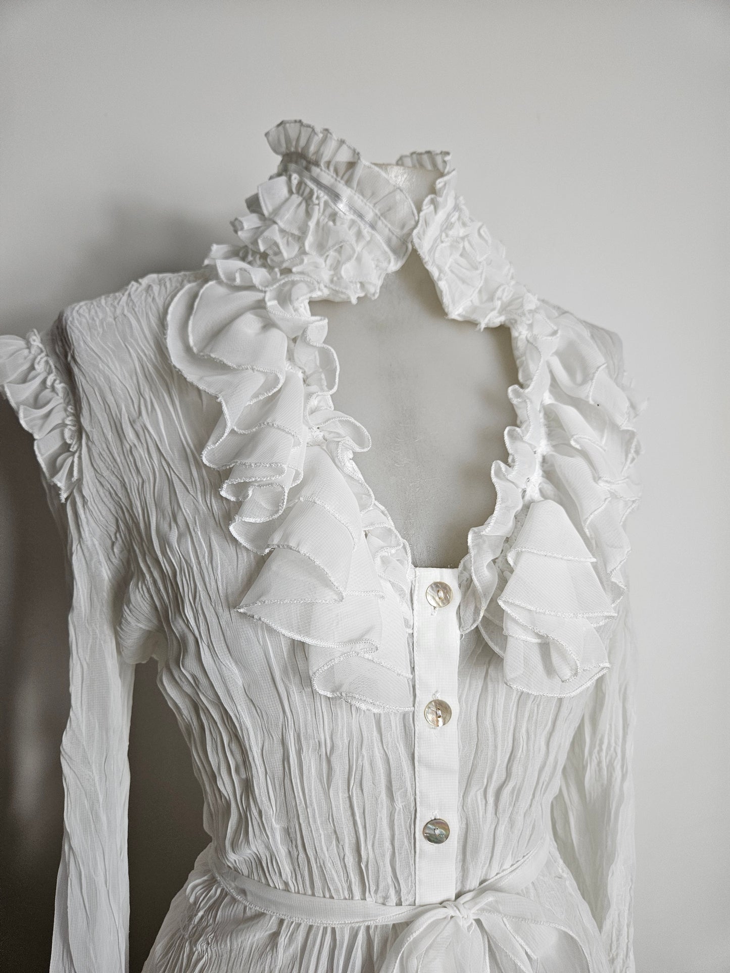 Chemisier blanc à col volanté et ceinture