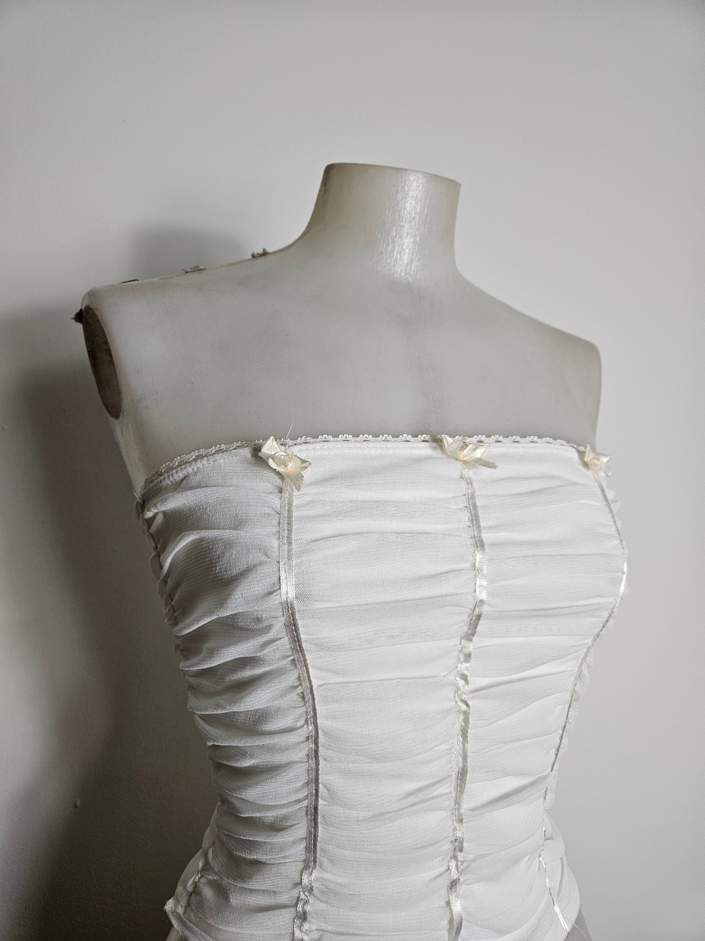 Haut strapless en voile plissé détails fleurs