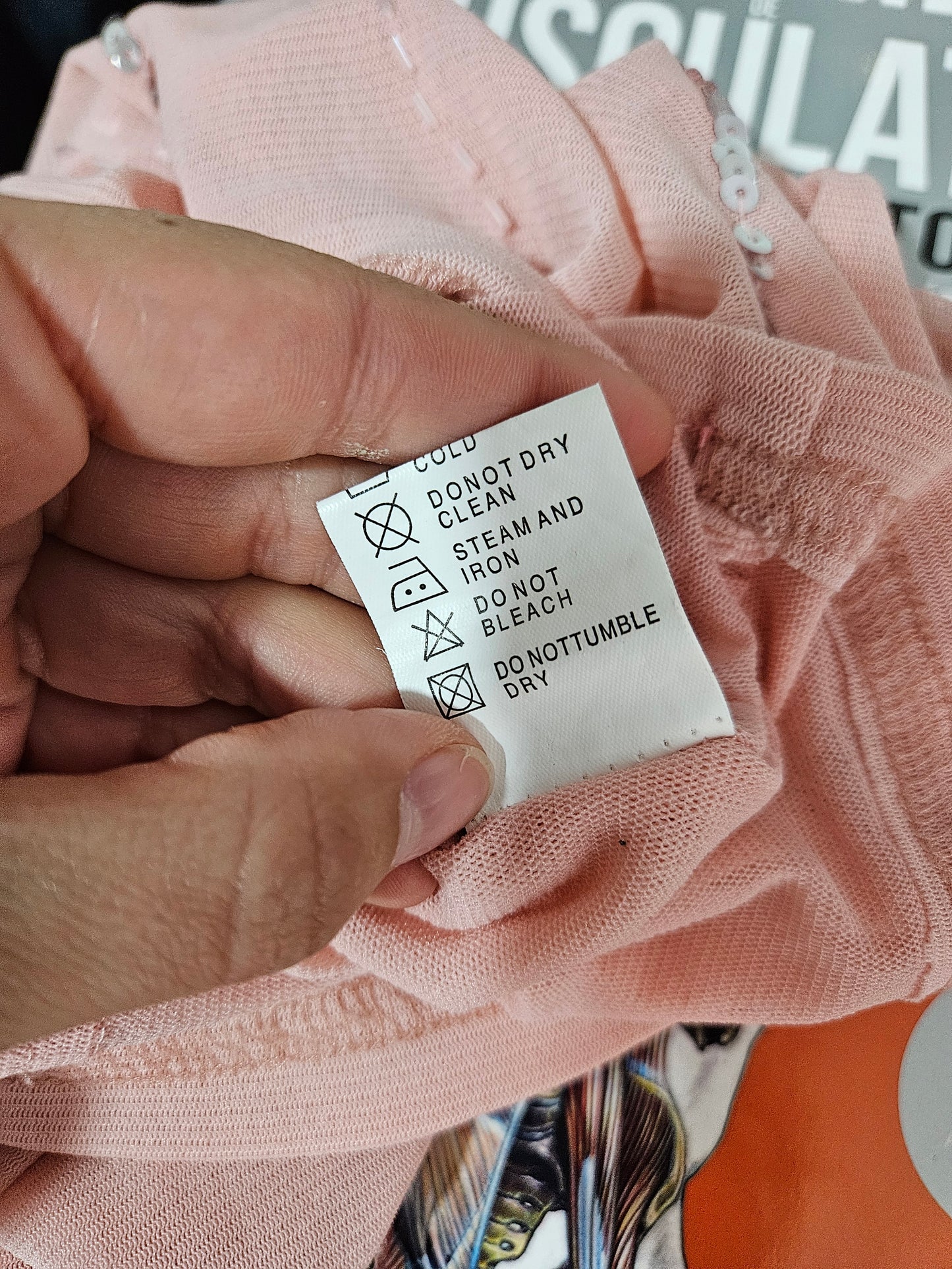 Dos nu en voile brodé de perles et sequins