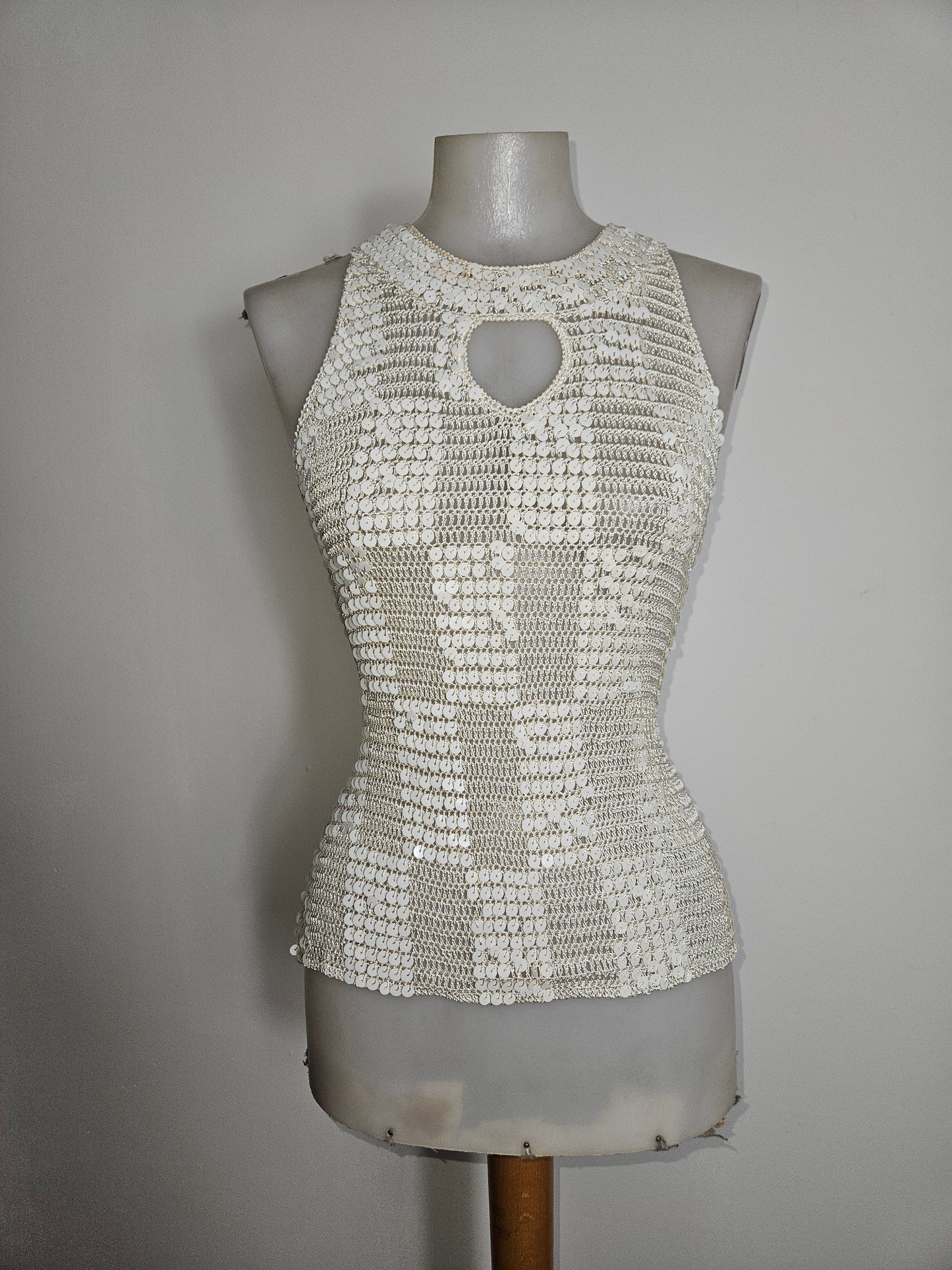 Haut crème en crochet brodé de sequins