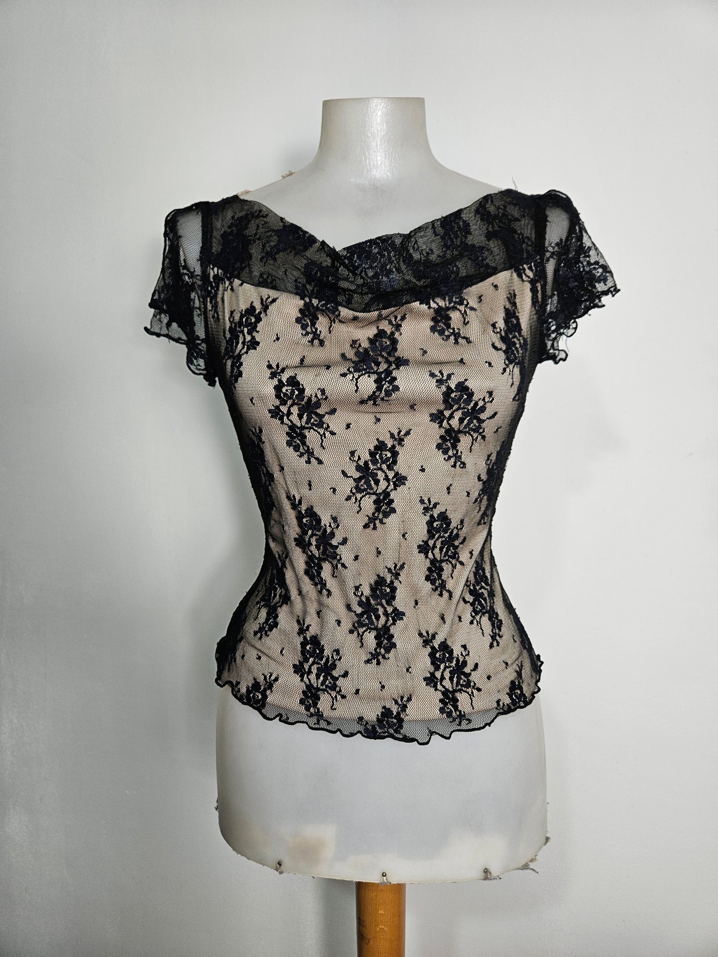 Haut en dentelle noire doublure beige