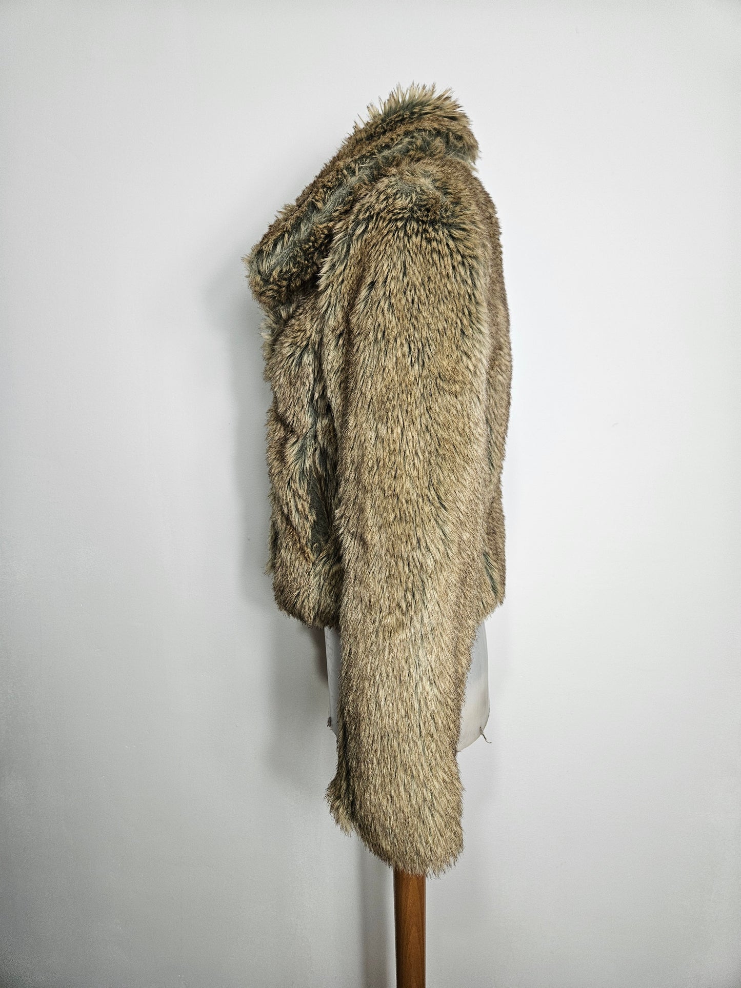 Manteau court en fausse fourrure à reflets