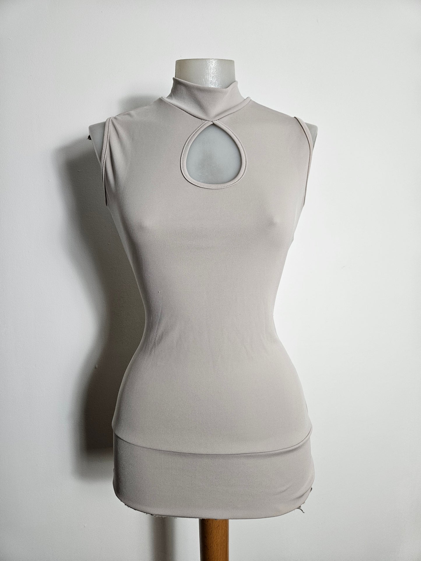 Haut moulant dos dentelle